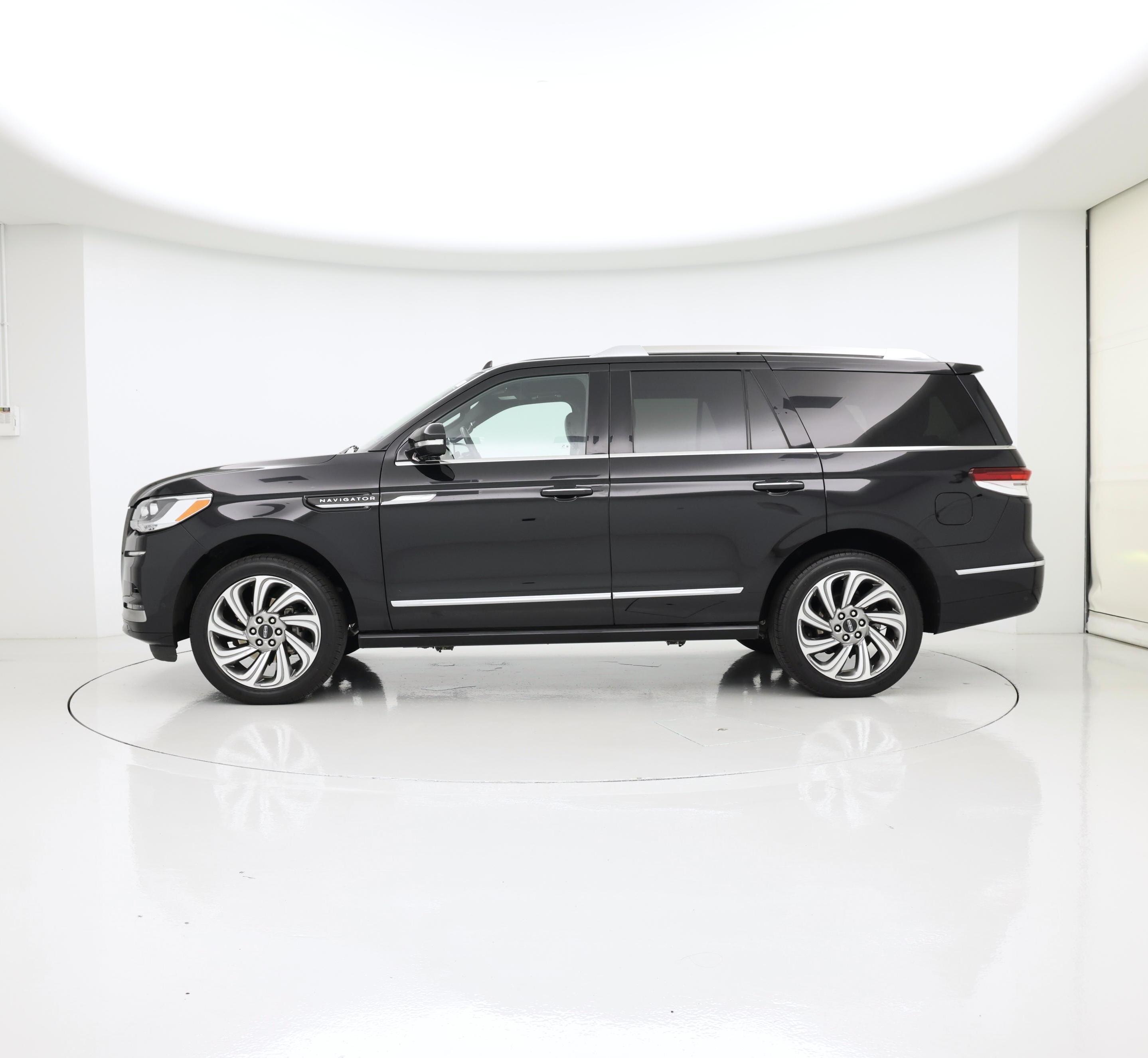 Thumbnail: 2023 Lincoln Navigator - 3