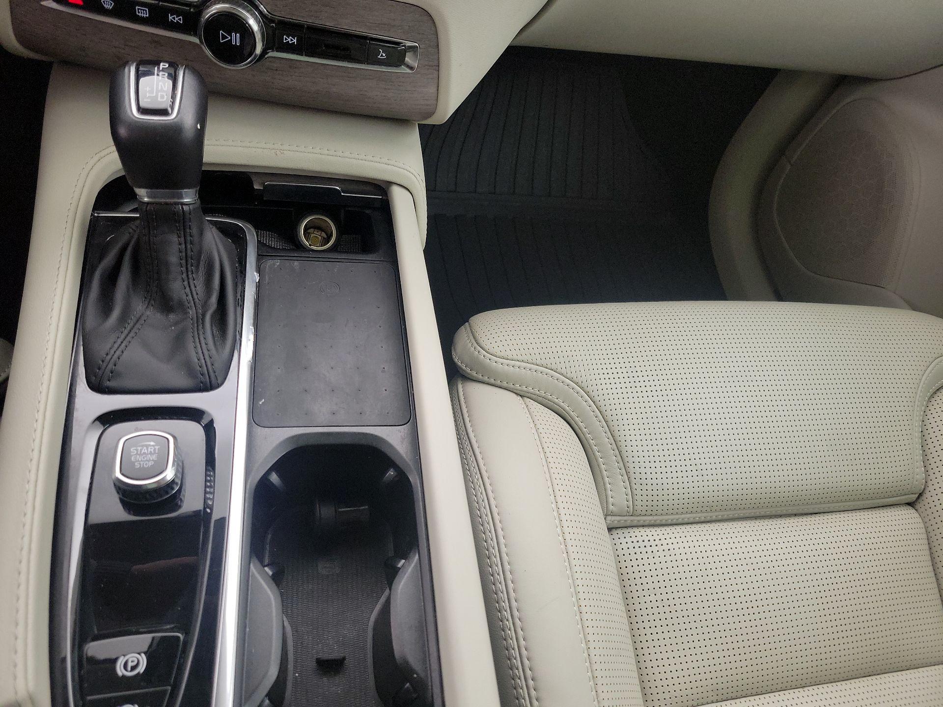 Thumbnail: 2022 Volvo XC90 - 17