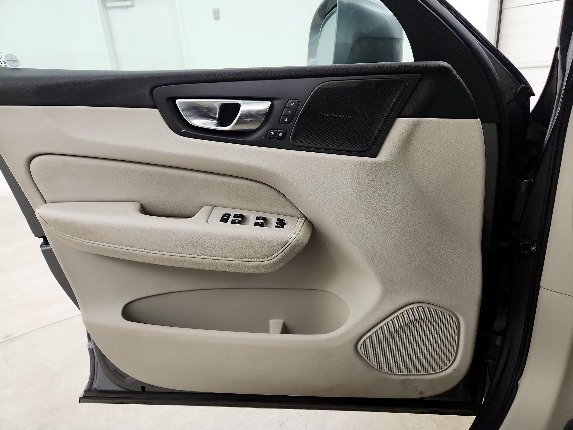 Thumbnail: 2020 Volvo XC60 - 10