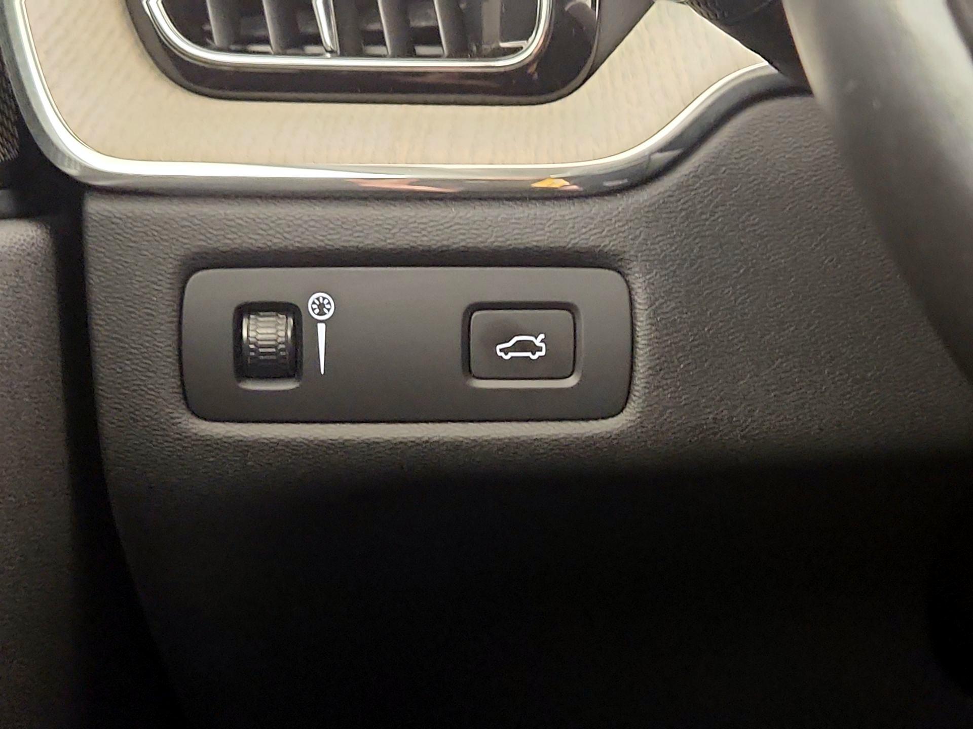 Thumbnail: 2020 Volvo XC60 - 13