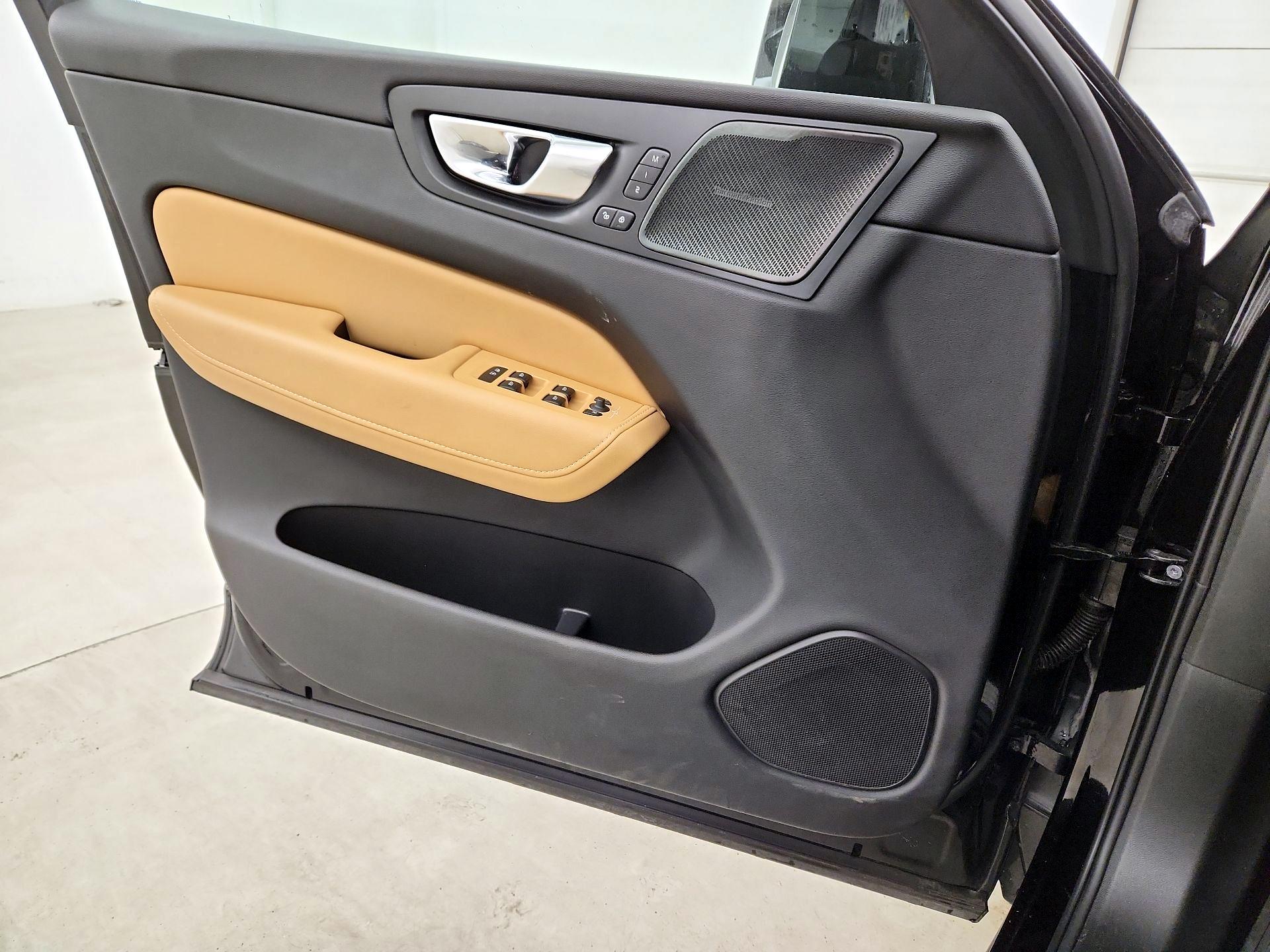 Thumbnail: 2021 Volvo XC60 - 10