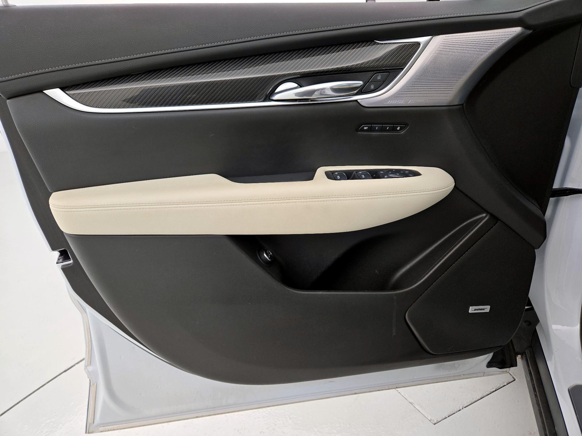 Thumbnail: 2023 Cadillac XT6 - 12