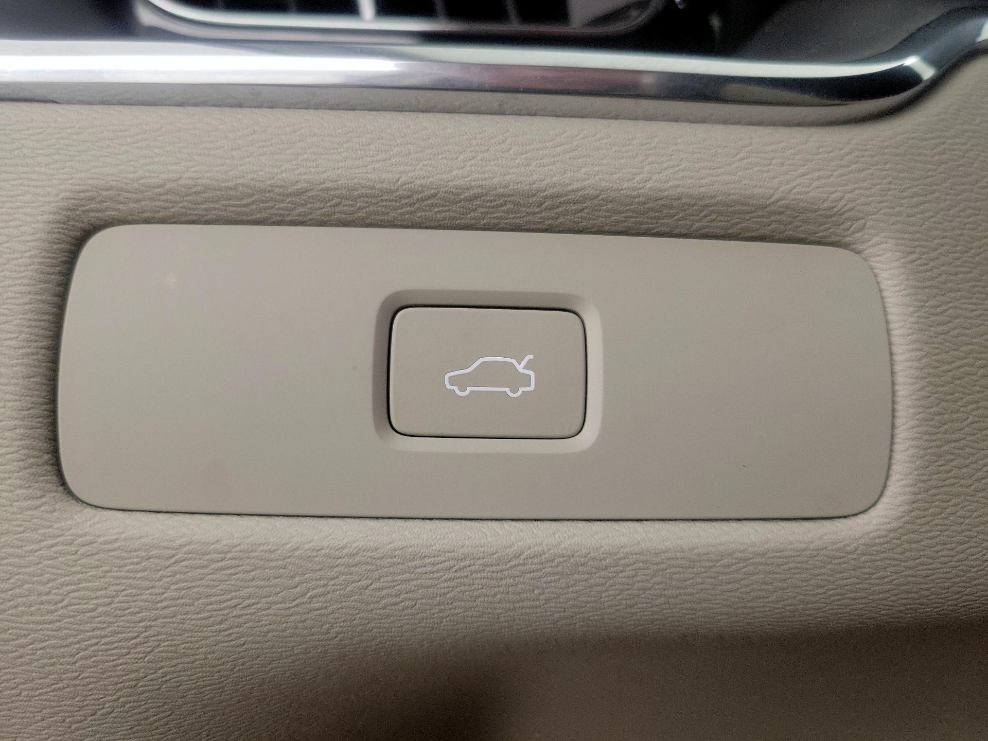 Thumbnail: 2023 Volvo XC60 - 13