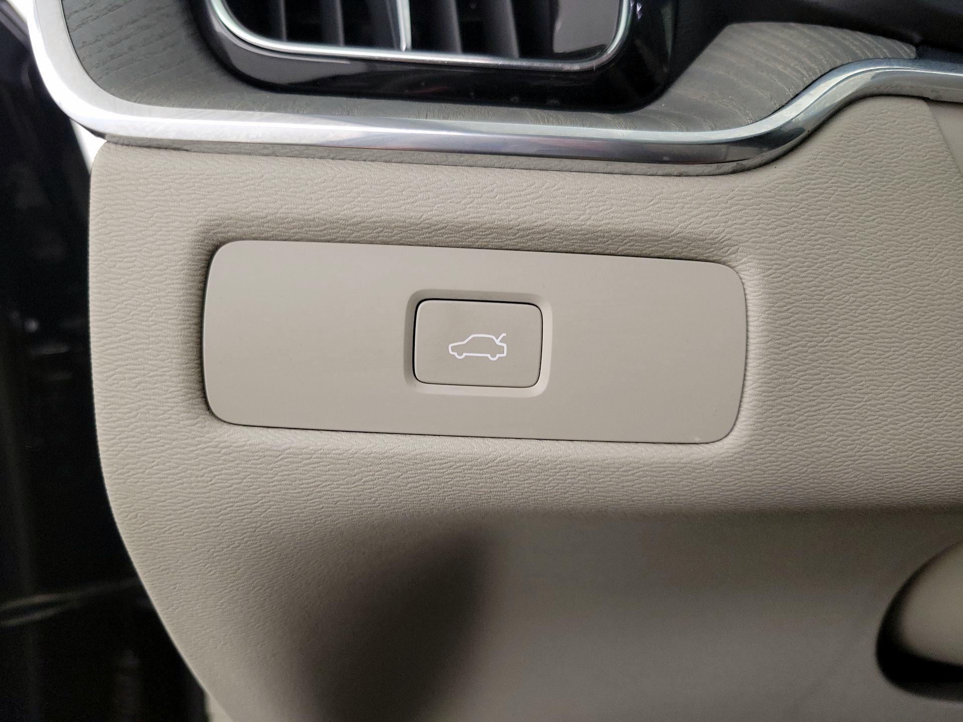 Thumbnail: 2023 Volvo XC60 - 13