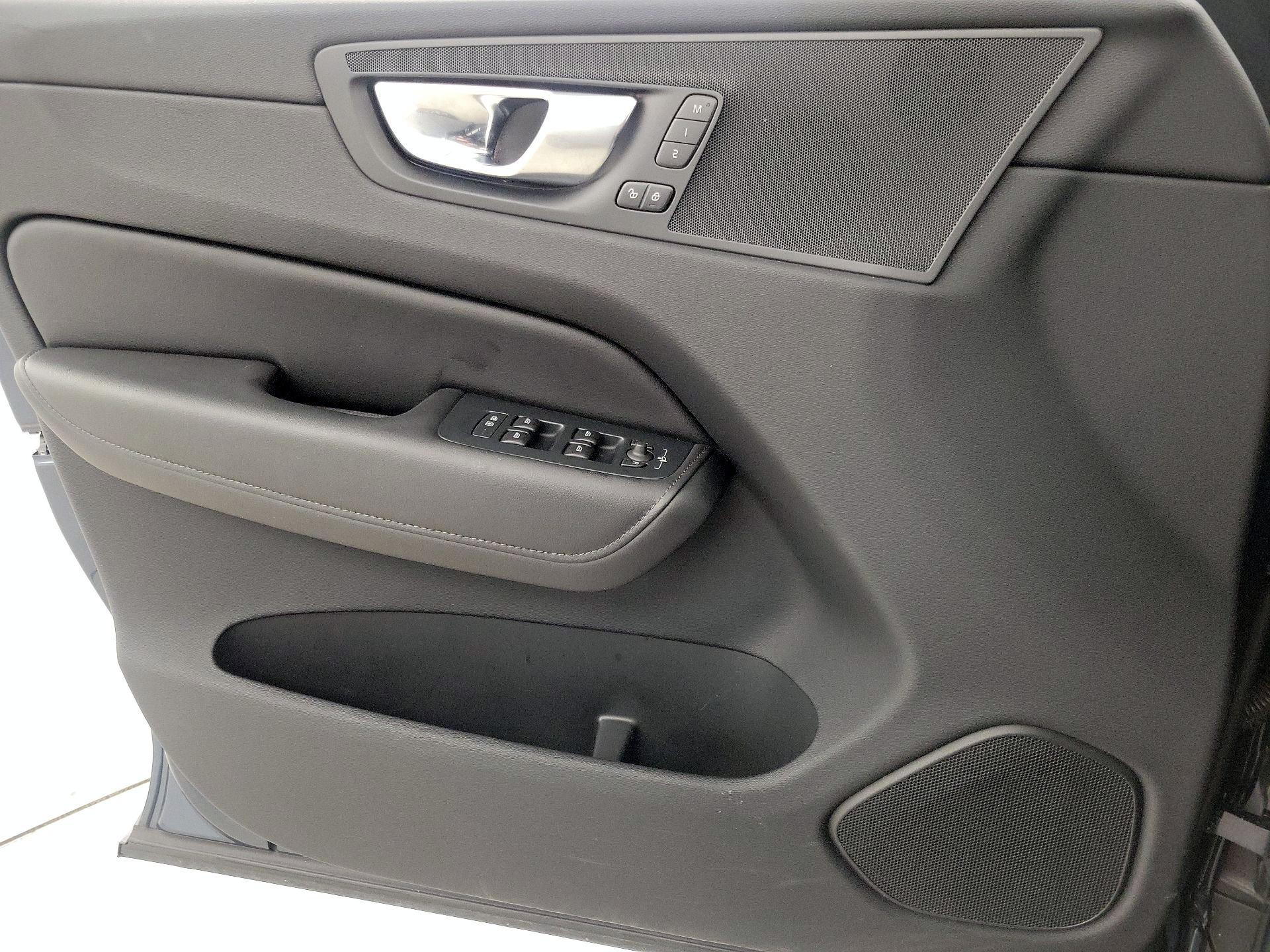 Thumbnail: 2025 Volvo XC60 - 12