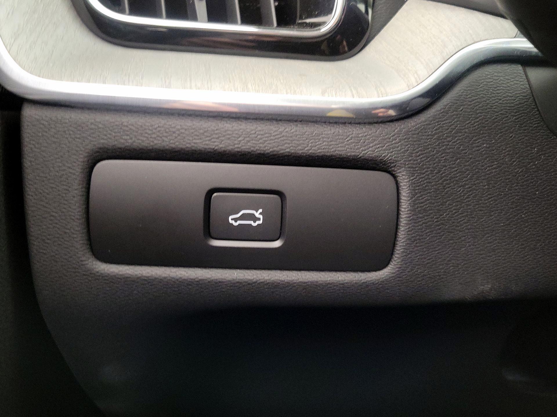 Thumbnail: 2025 Volvo XC60 - 13