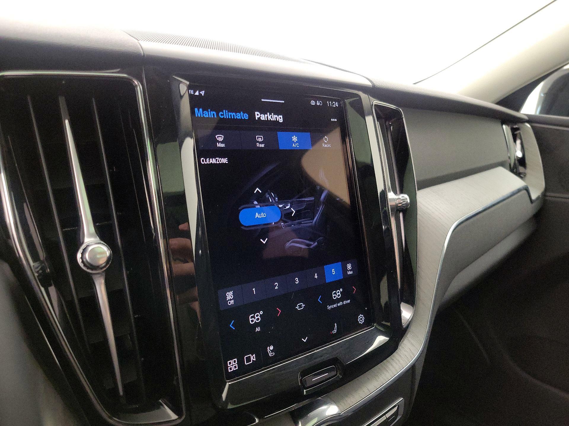 Thumbnail: 2025 Volvo XC60 - 17