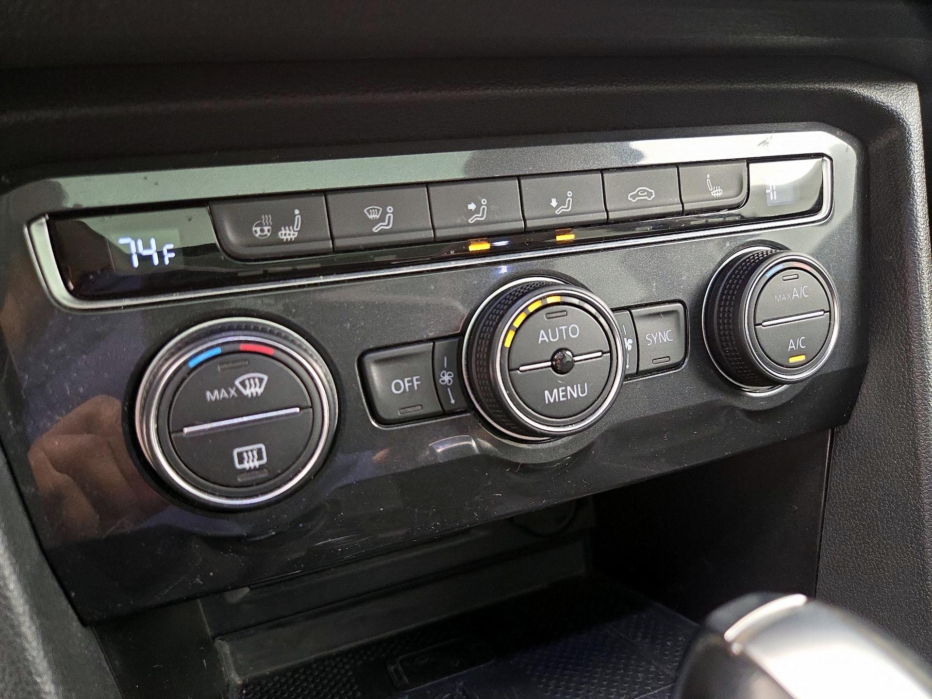 Thumbnail: 2021 Volkswagen Tiguan - 17