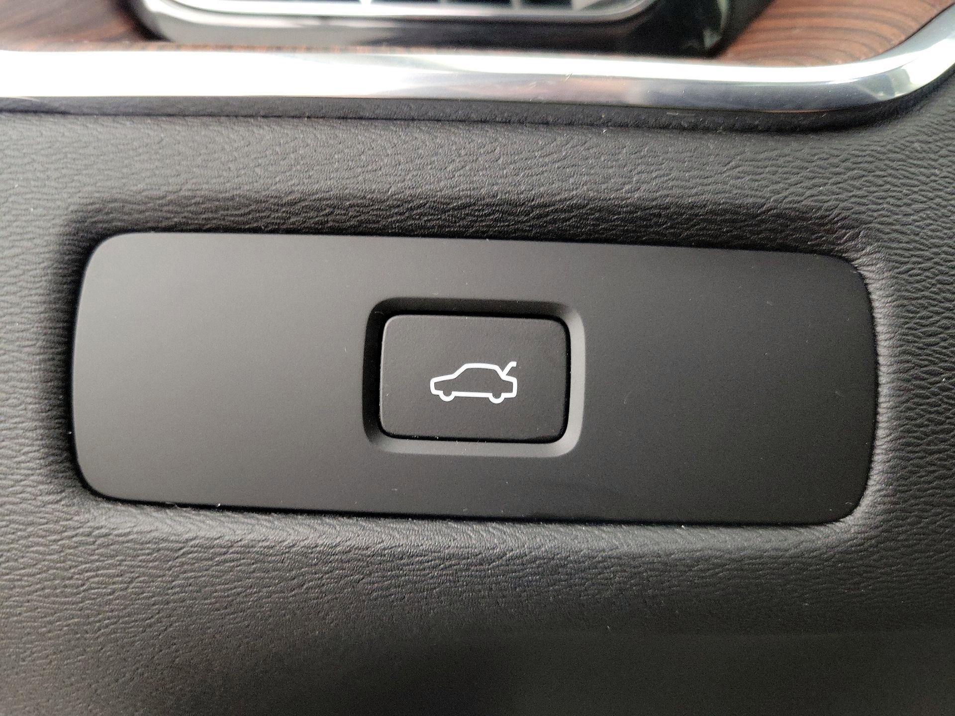 Thumbnail: 2023 Volvo XC60 - 13