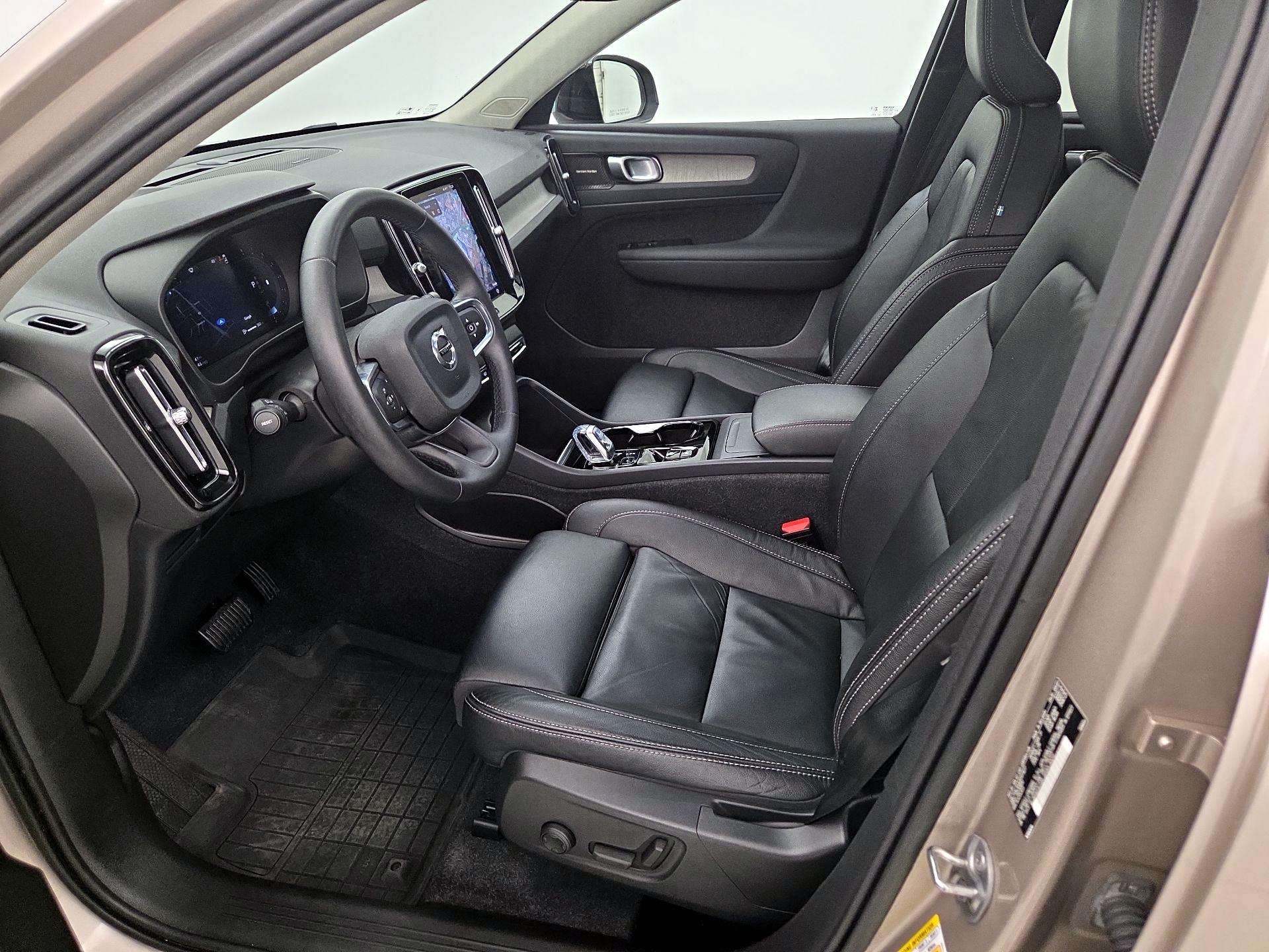 Thumbnail: 2023 Volvo XC40 - 11