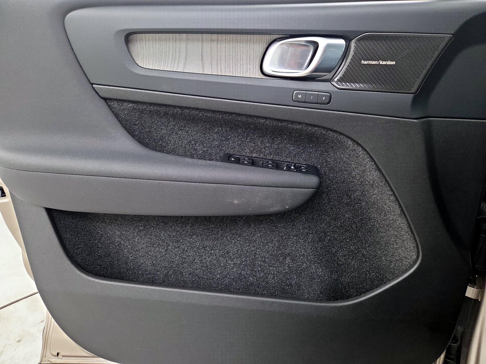 Thumbnail: 2023 Volvo XC40 - 12