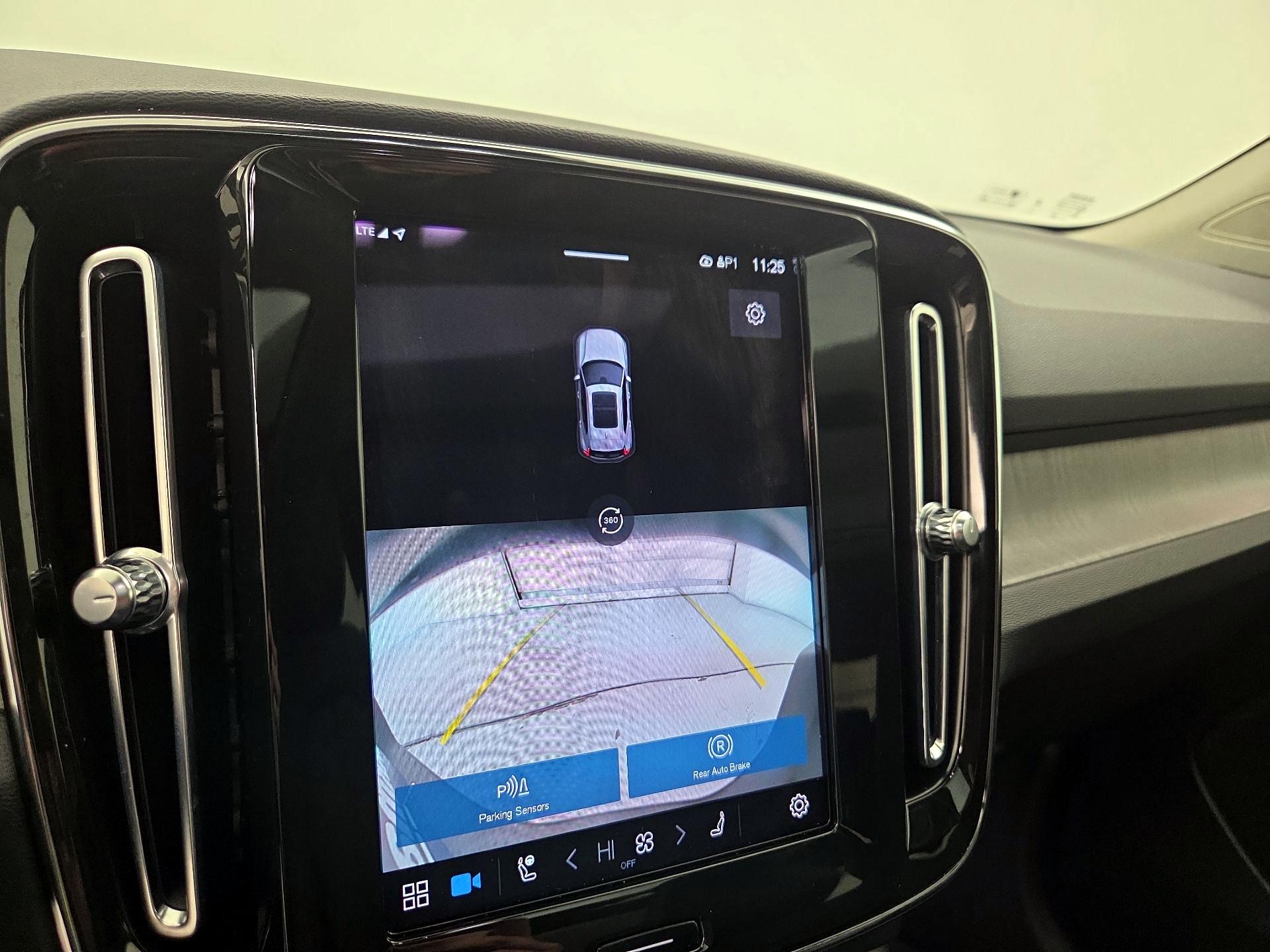 Thumbnail: 2023 Volvo XC40 - 15