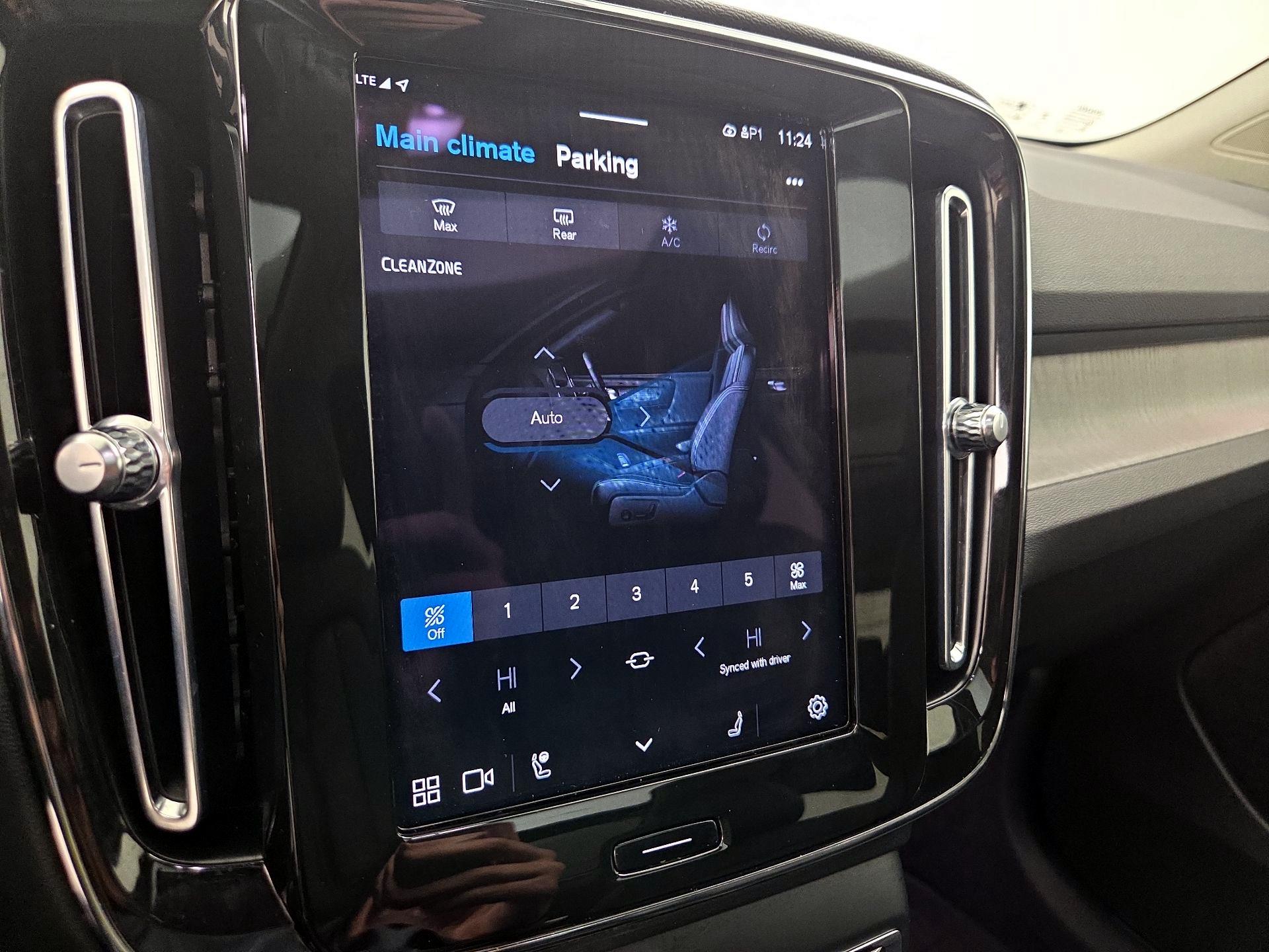 Thumbnail: 2023 Volvo XC40 - 17