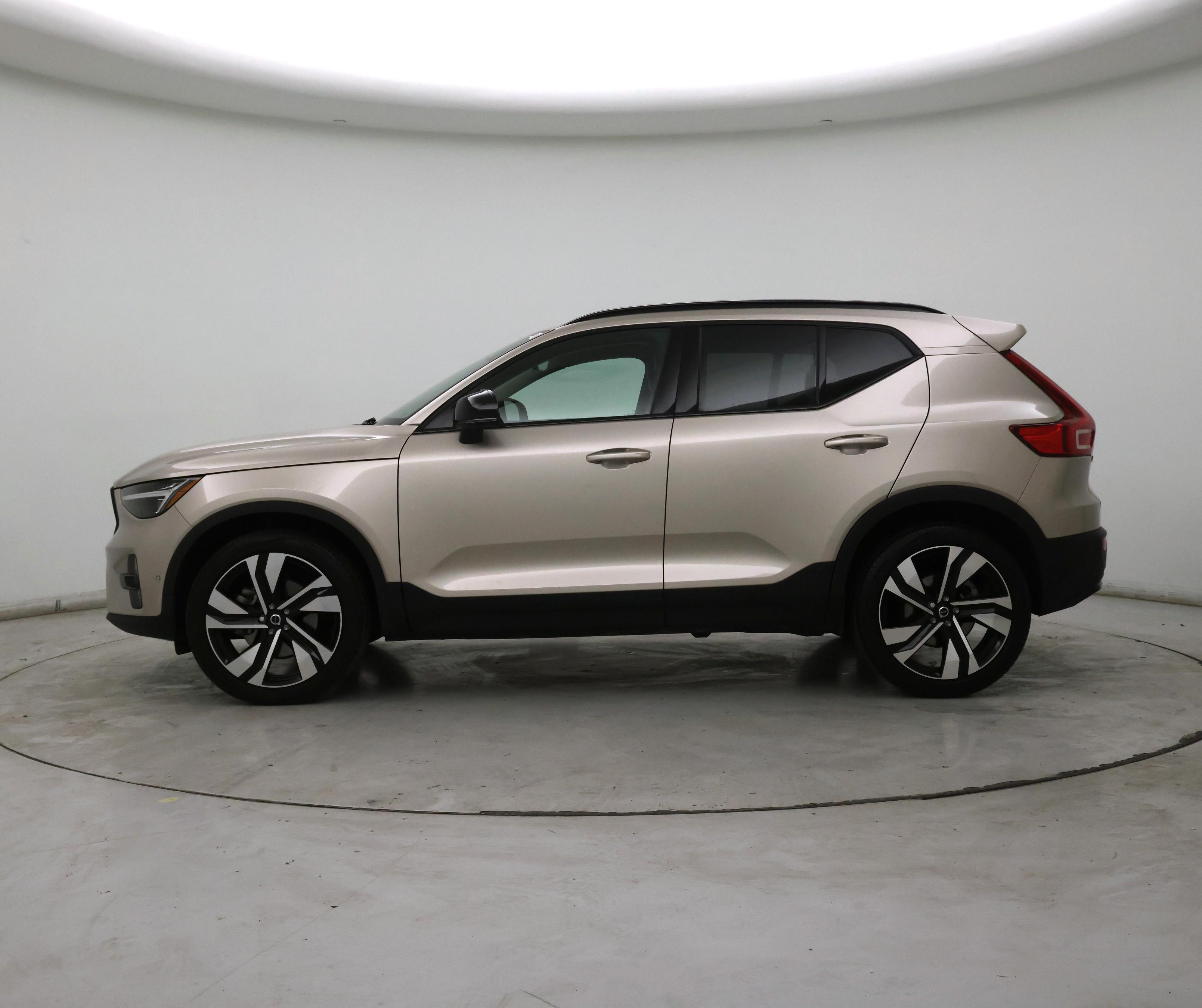 Thumbnail: 2023 Volvo XC40 - 3