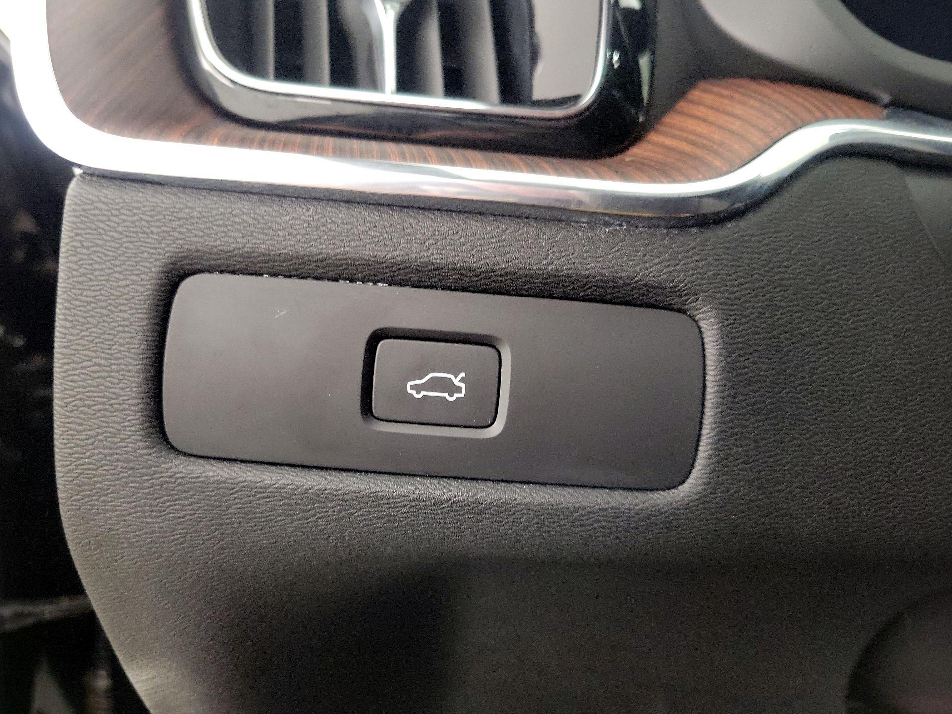 Thumbnail: 2023 Volvo XC60 - 13