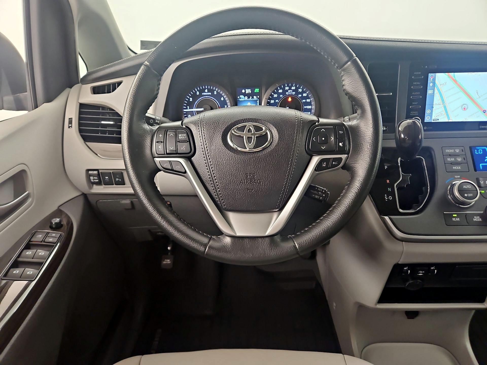 Thumbnail: 2020 Toyota Sienna - 10