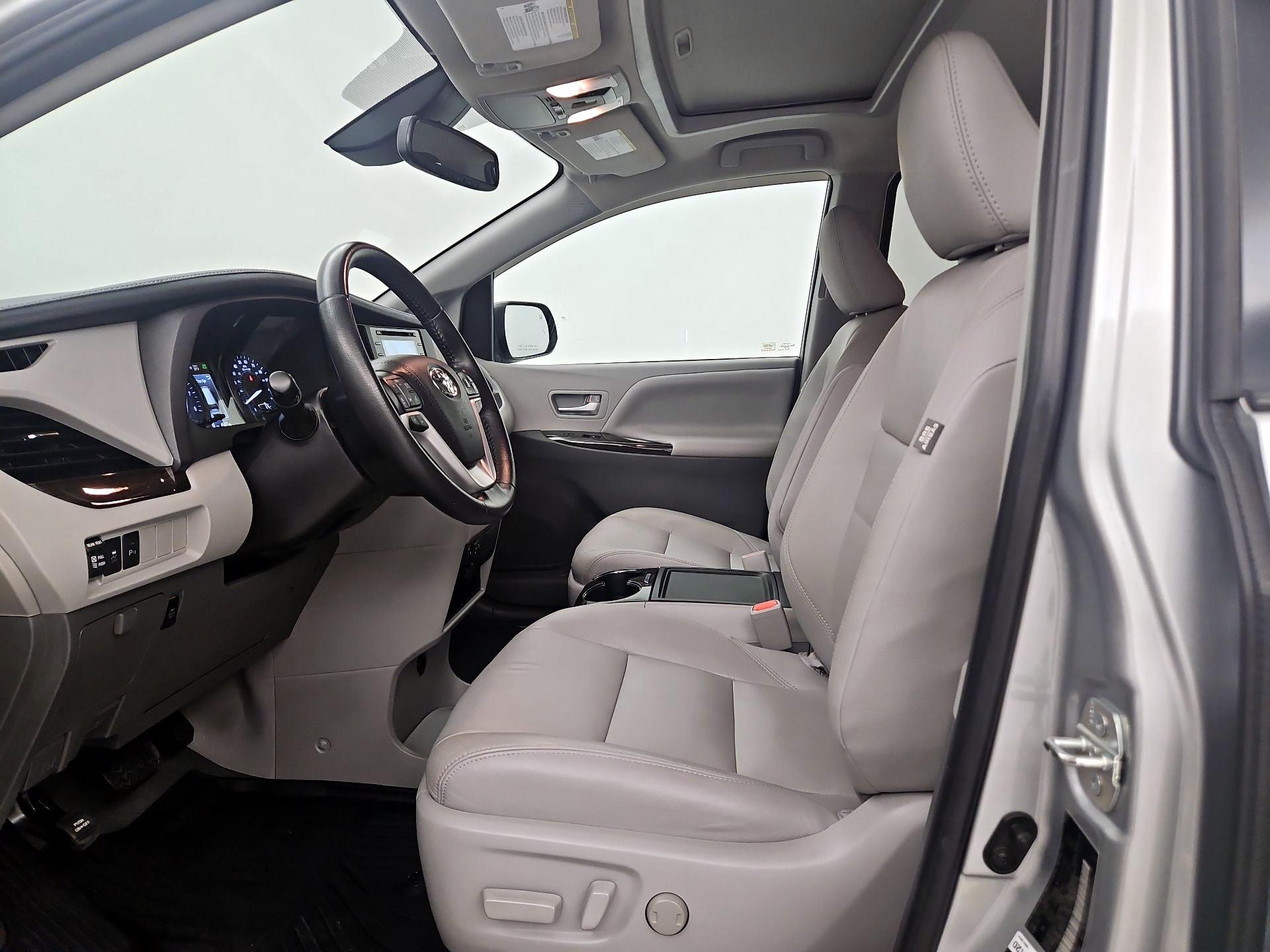 Thumbnail: 2020 Toyota Sienna - 11