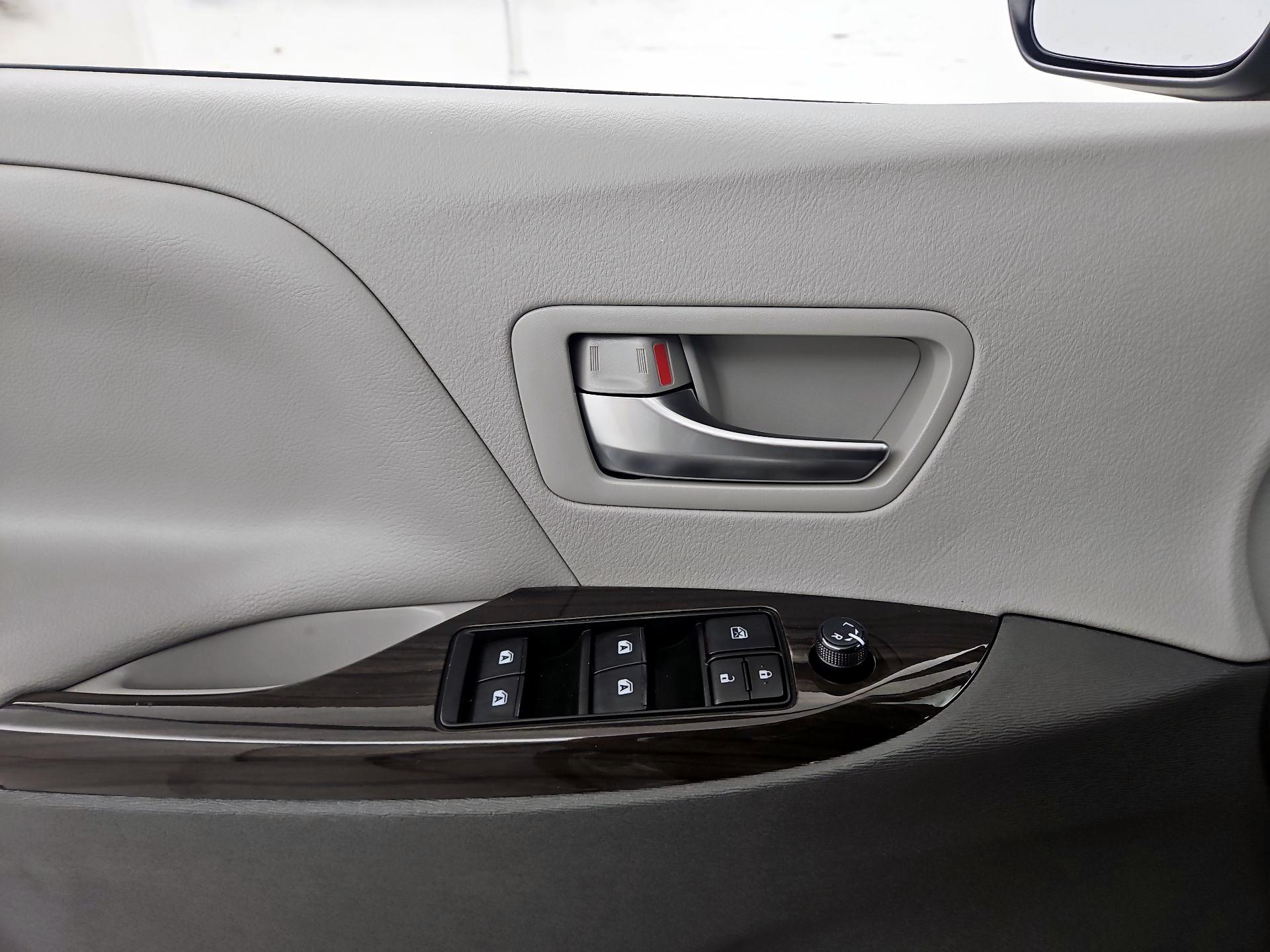 Thumbnail: 2020 Toyota Sienna - 12