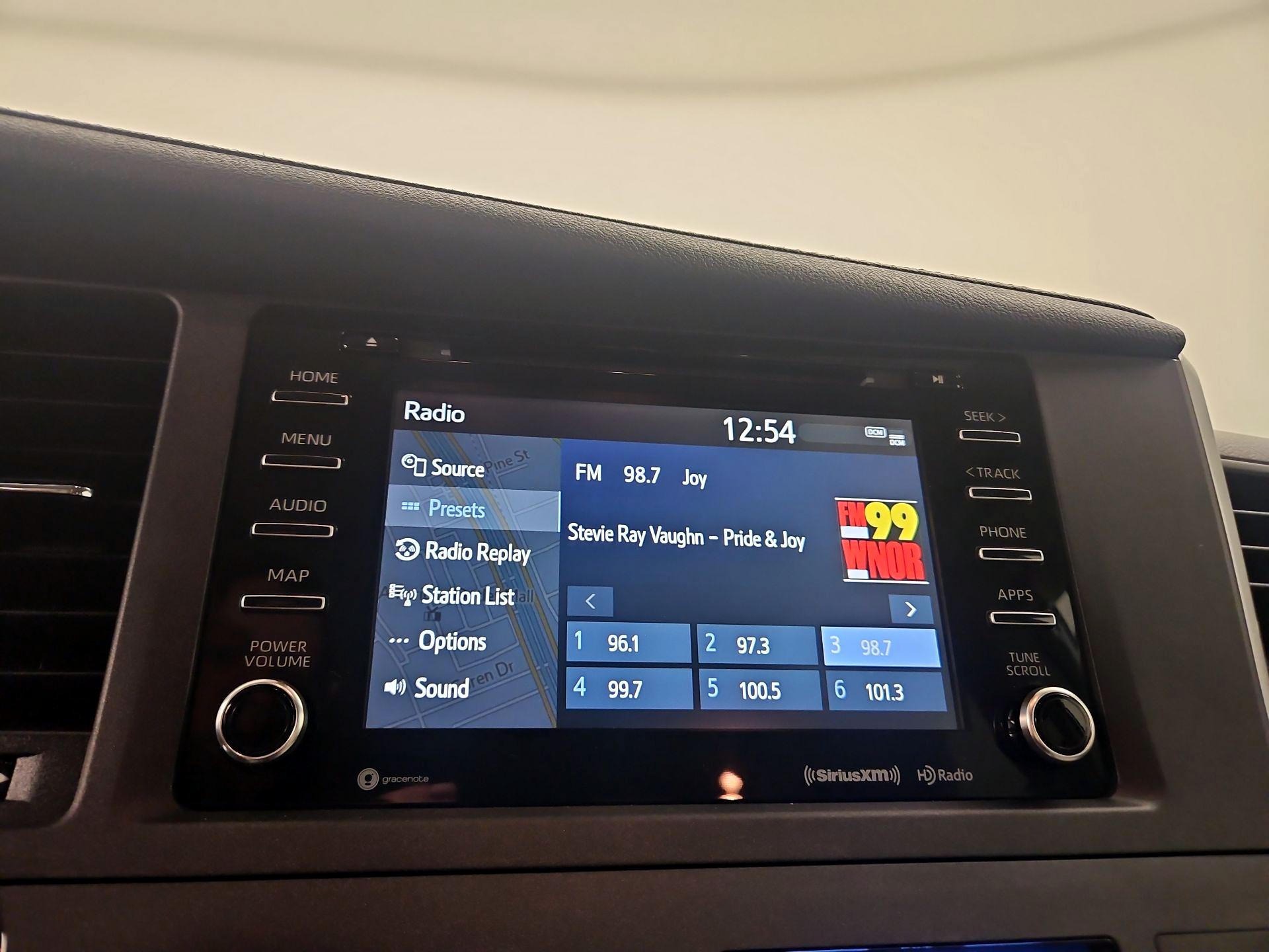 Thumbnail: 2020 Toyota Sienna - 16