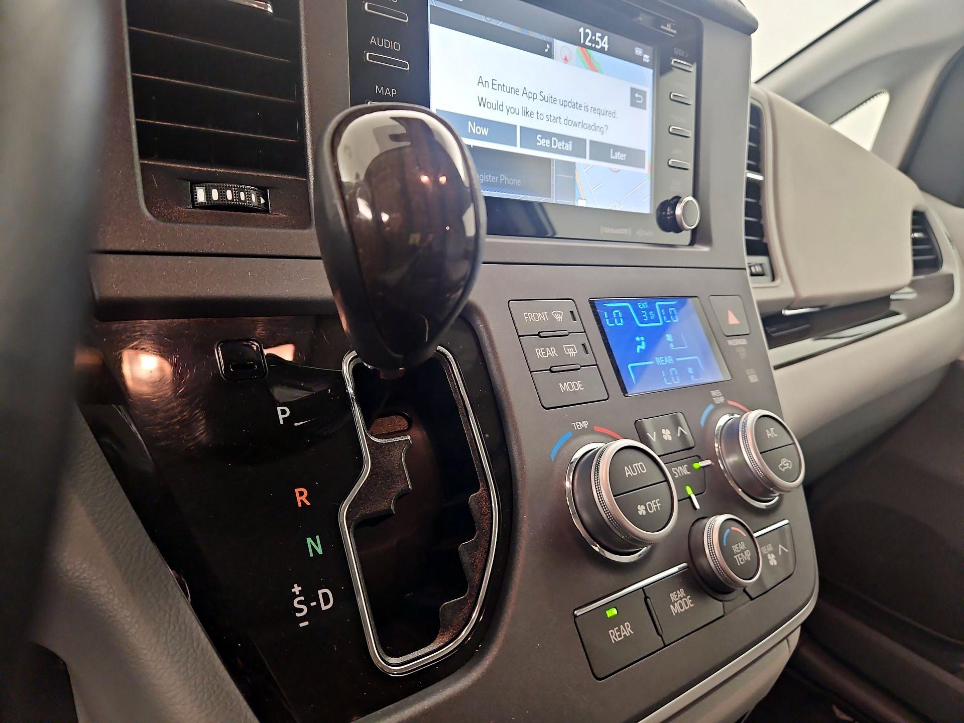 Thumbnail: 2020 Toyota Sienna - 18