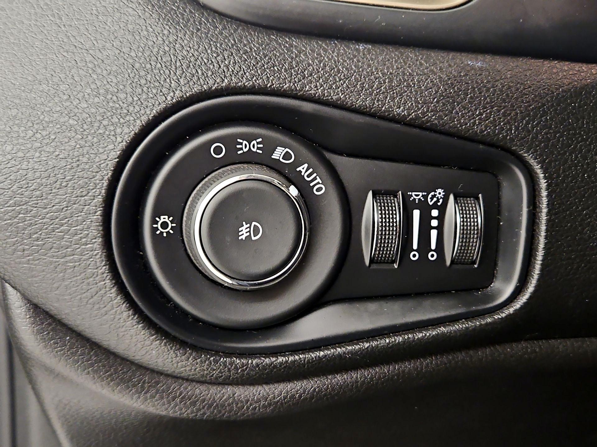 Thumbnail: 2017 Jeep Renegade - 13