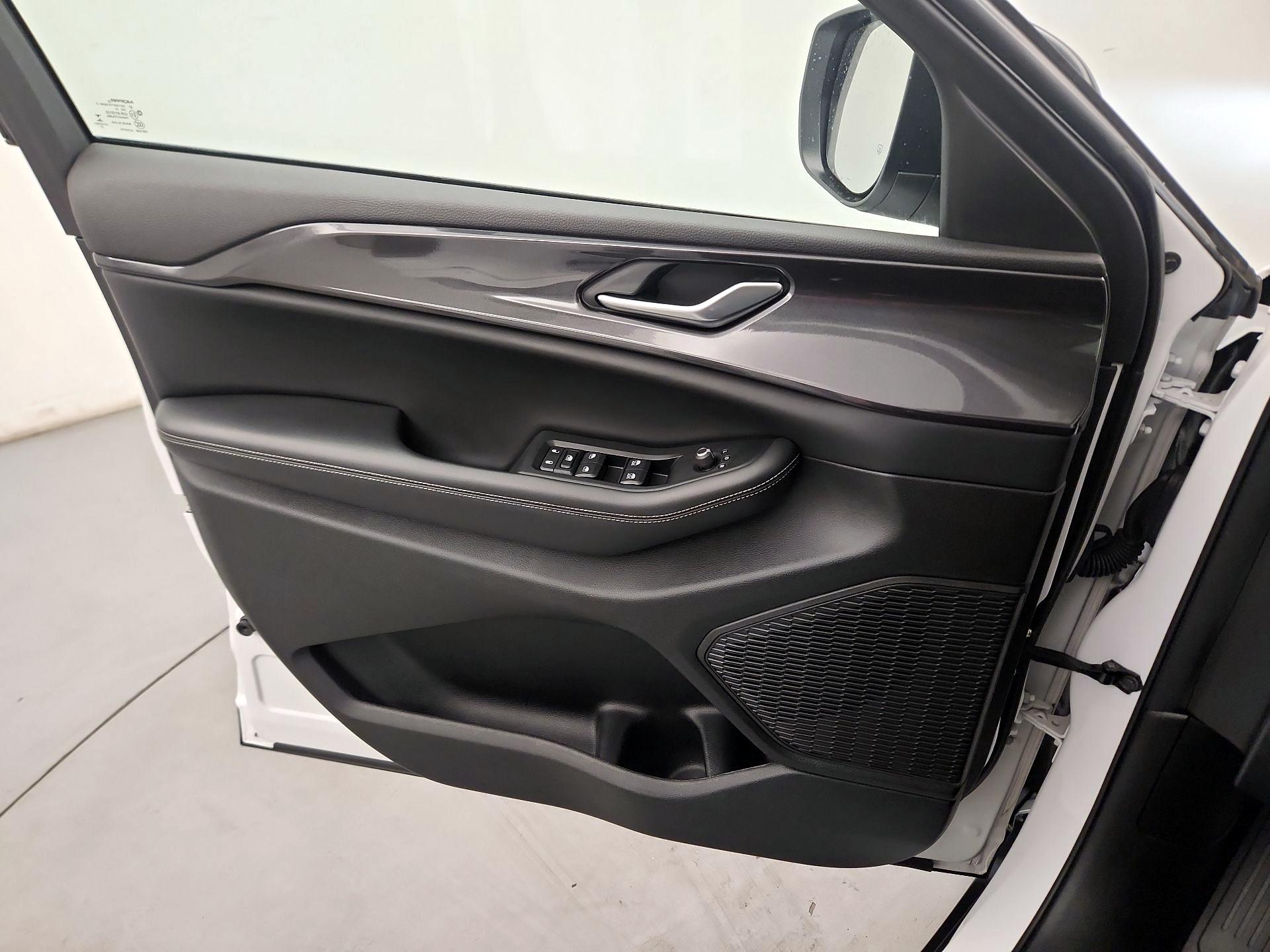 Thumbnail: 2023 Jeep Grand Cherokee - 10