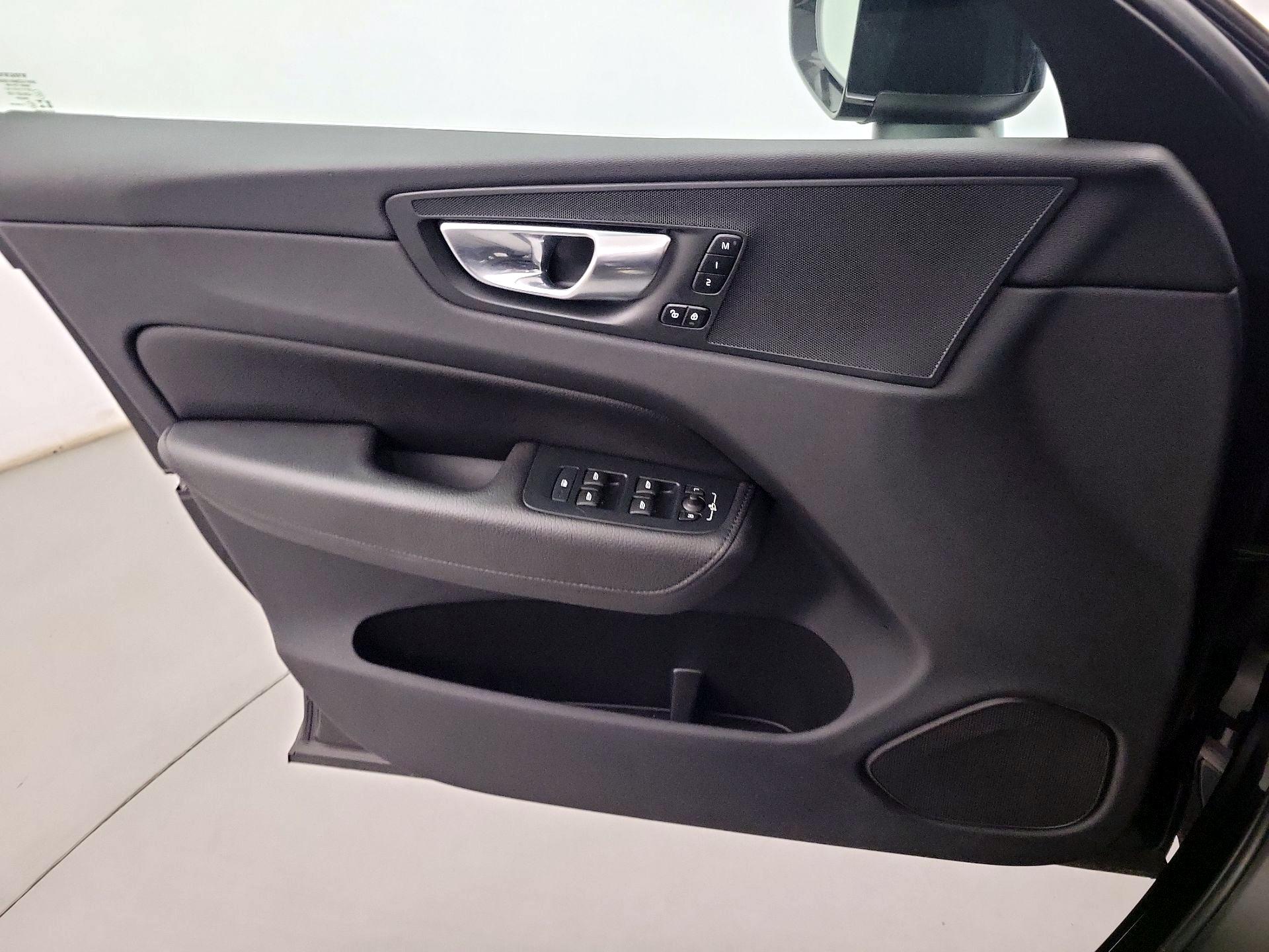 Thumbnail: 2022 Volvo XC60 - 10