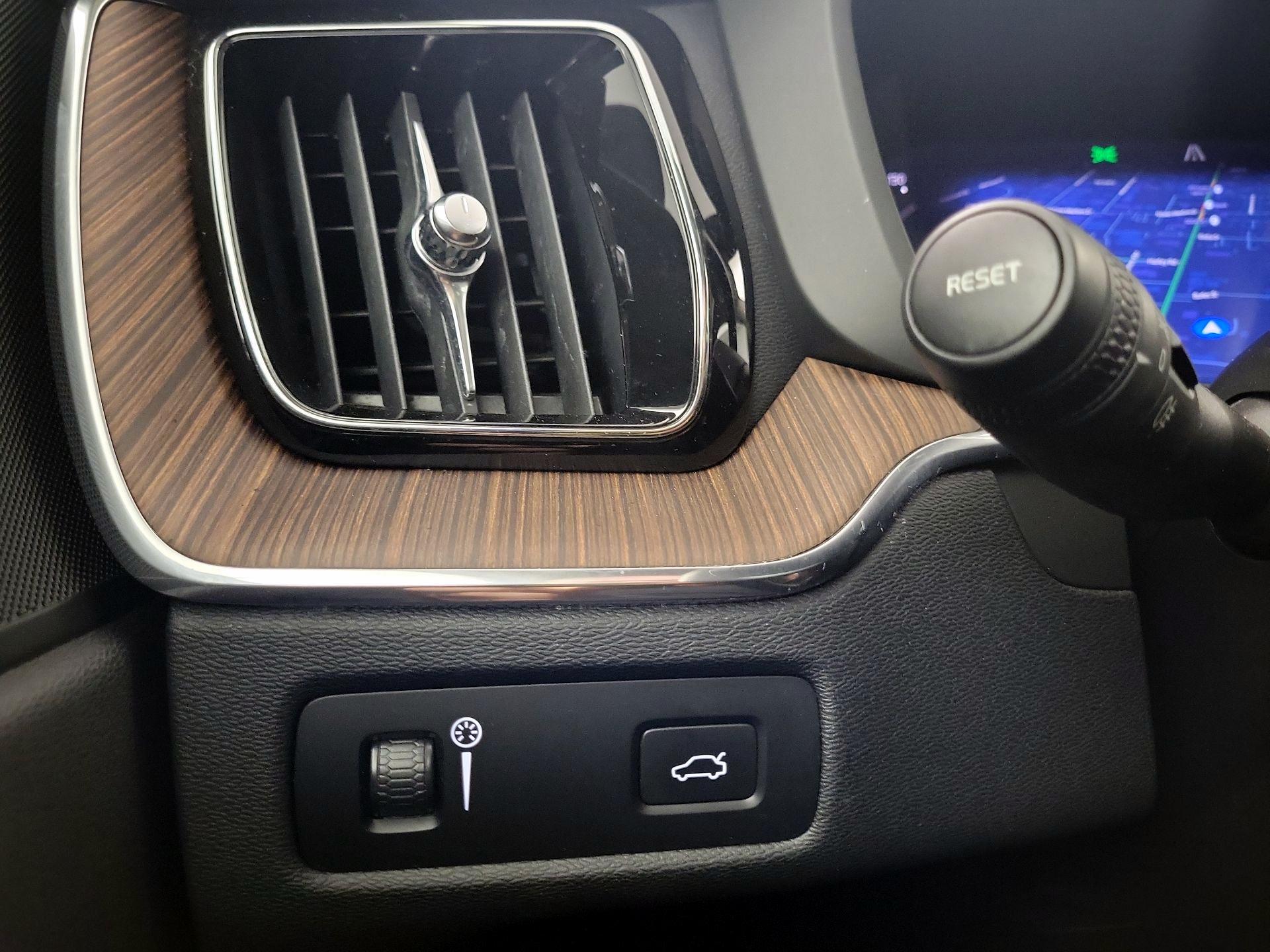 Thumbnail: 2022 Volvo XC60 - 11