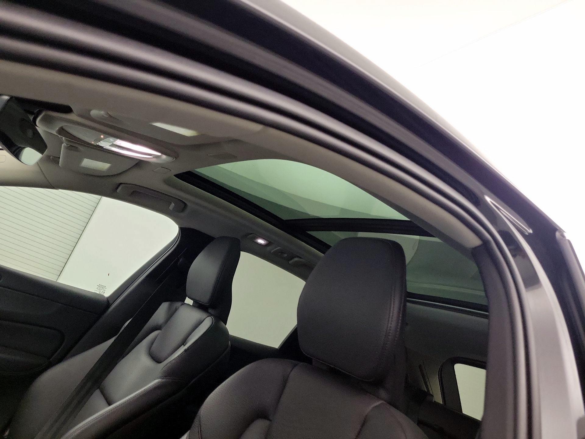 Thumbnail: 2022 Volvo XC60 - 18