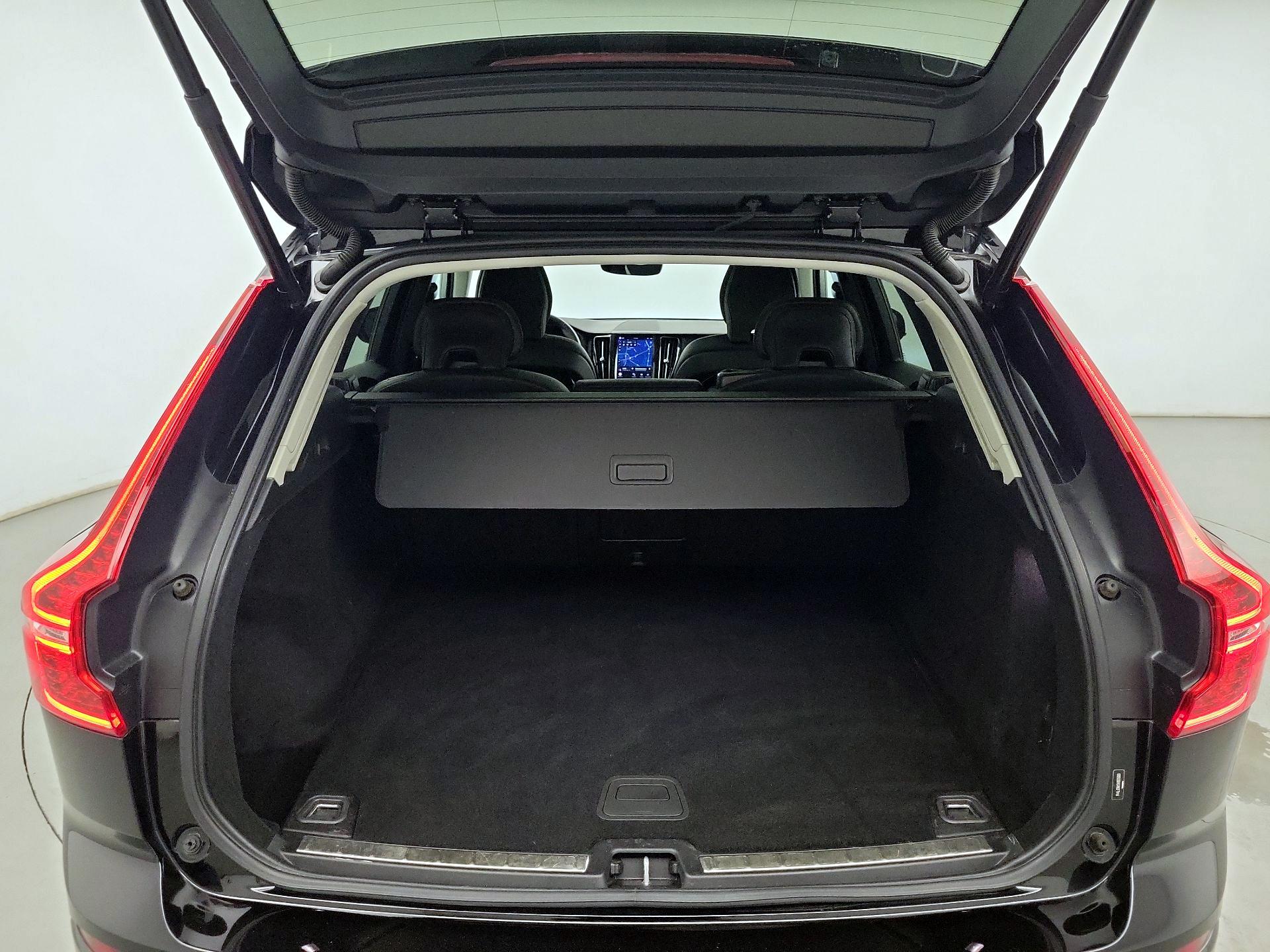 Thumbnail: 2022 Volvo XC60 - 20