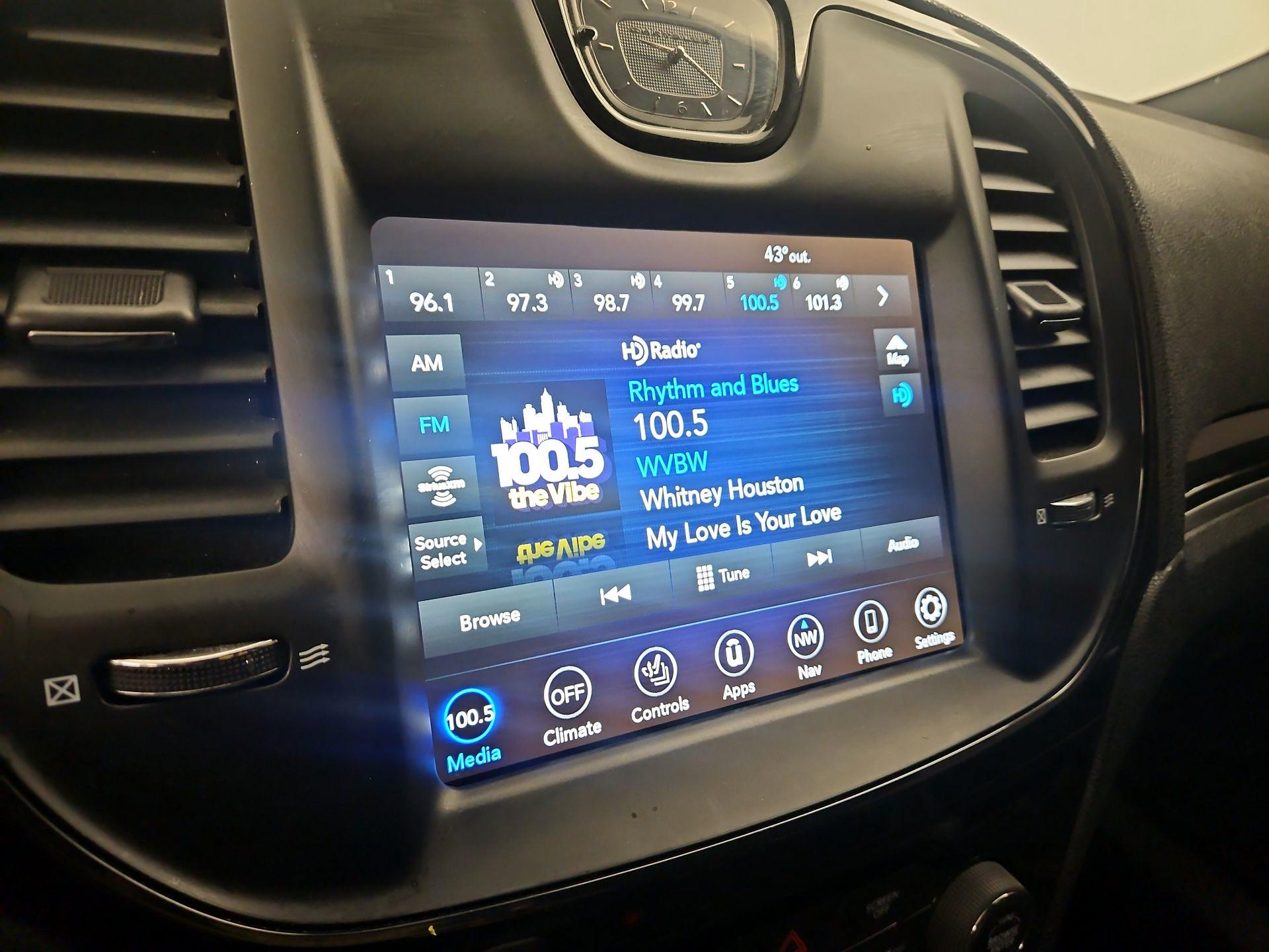 Thumbnail: 2022 Chrysler 300 - 16