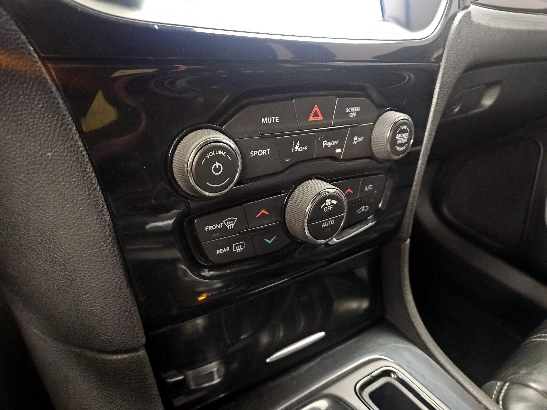 Thumbnail: 2022 Chrysler 300 - 17