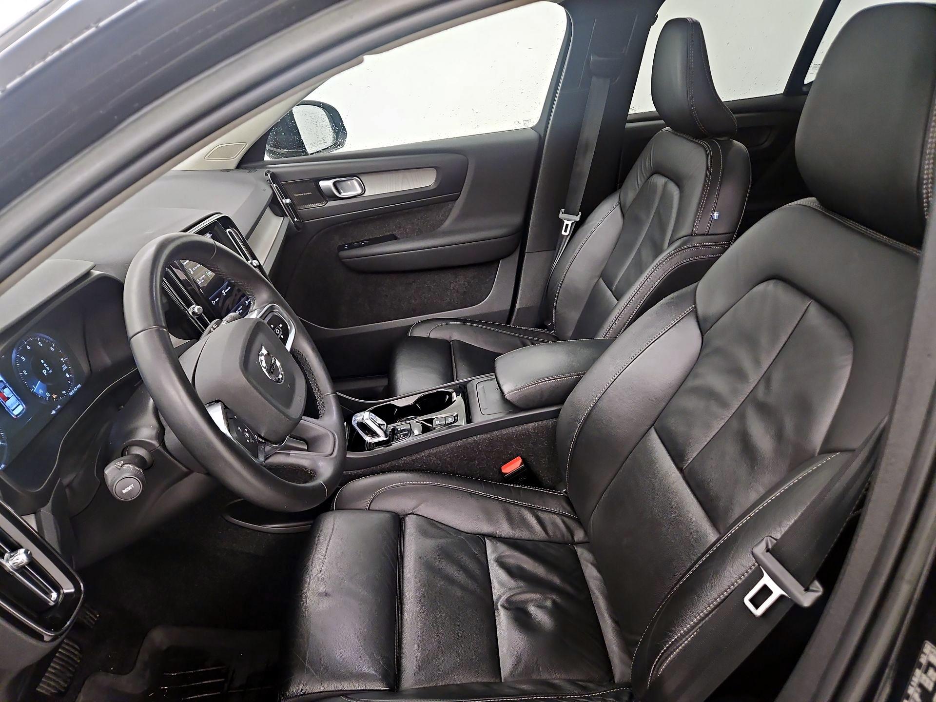 Thumbnail: 2022 Volvo XC40 - 11