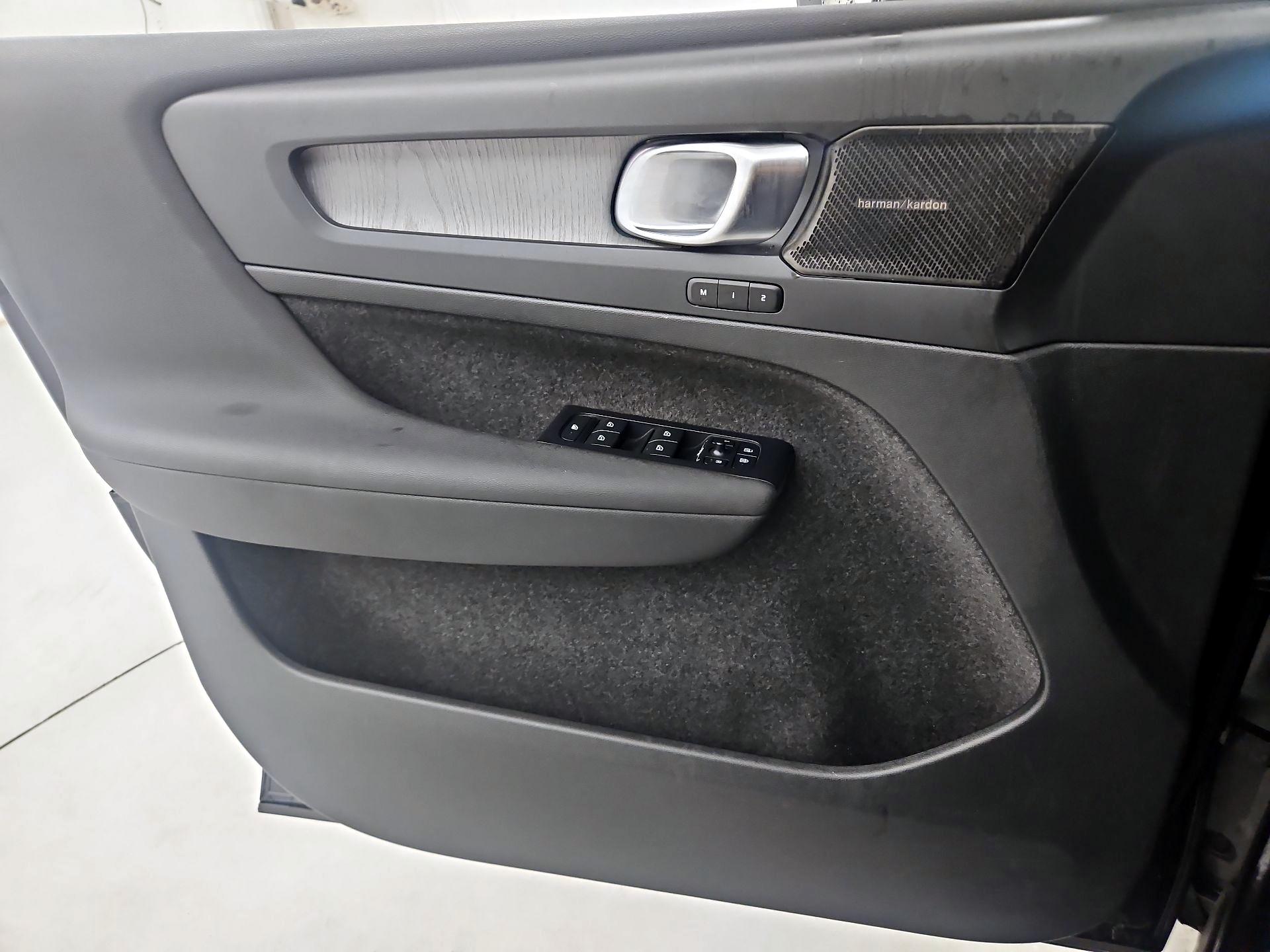 Thumbnail: 2022 Volvo XC40 - 12