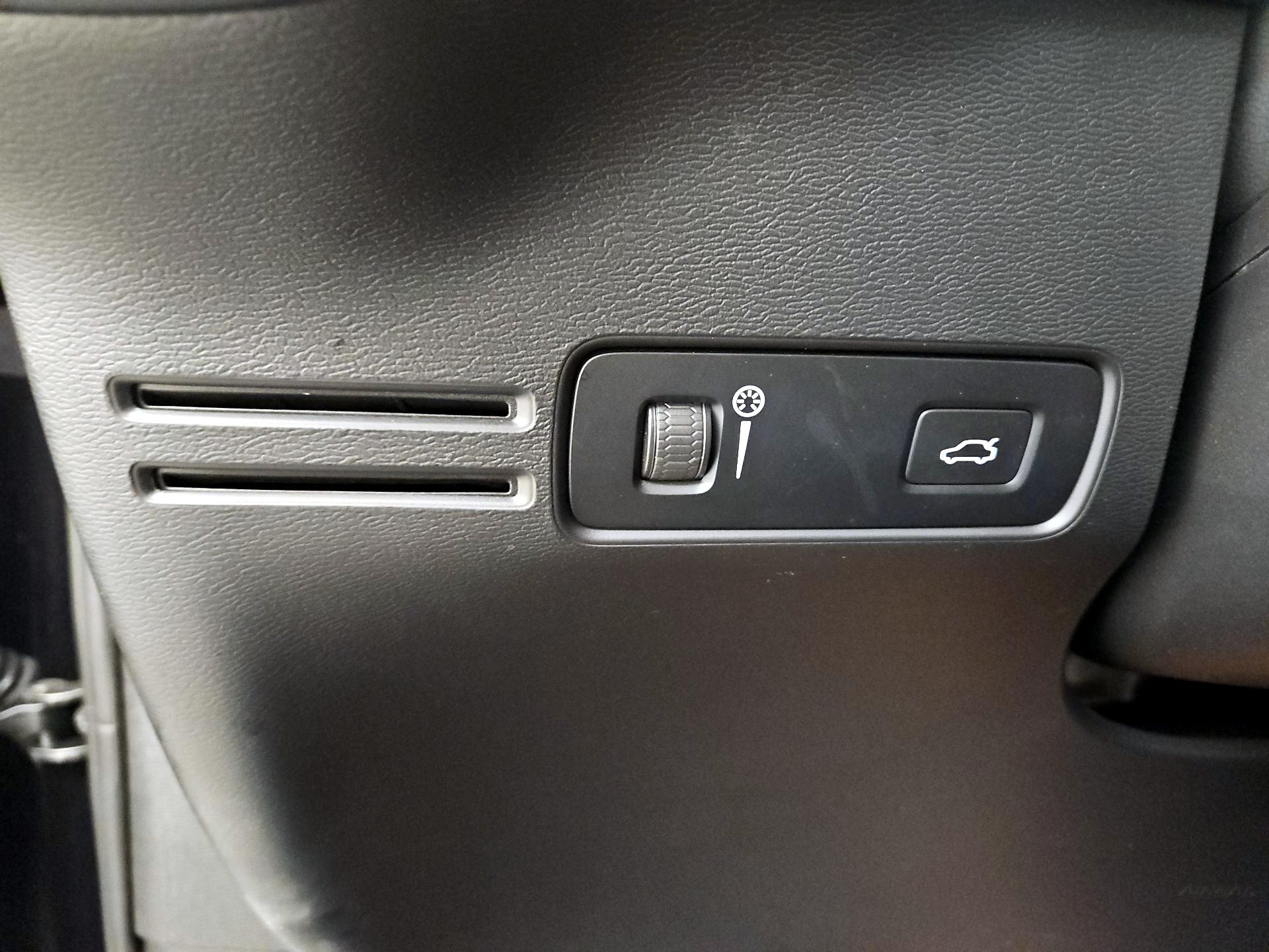 Thumbnail: 2022 Volvo XC40 - 13