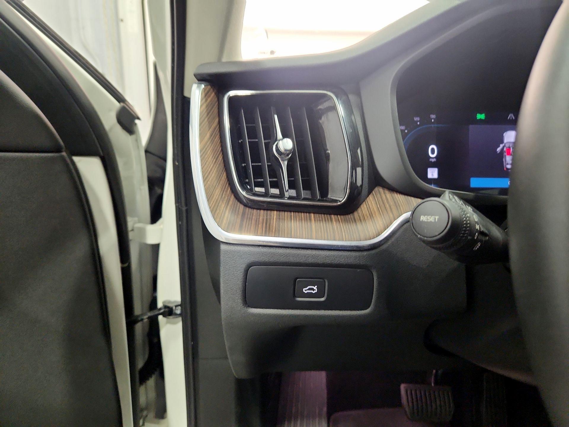 Thumbnail: 2023 Volvo XC60 - 13