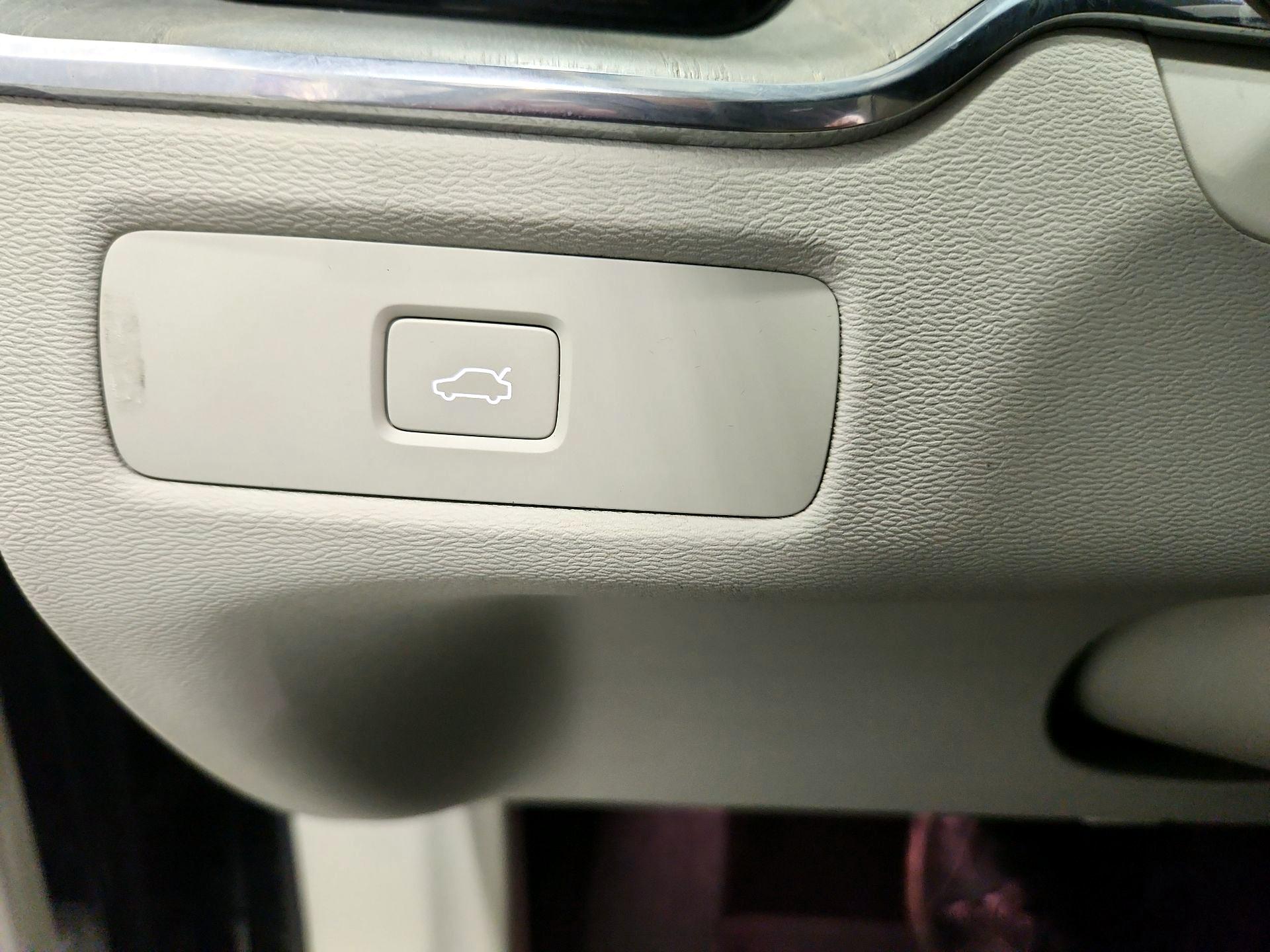 Thumbnail: 2023 Volvo XC60 - 13