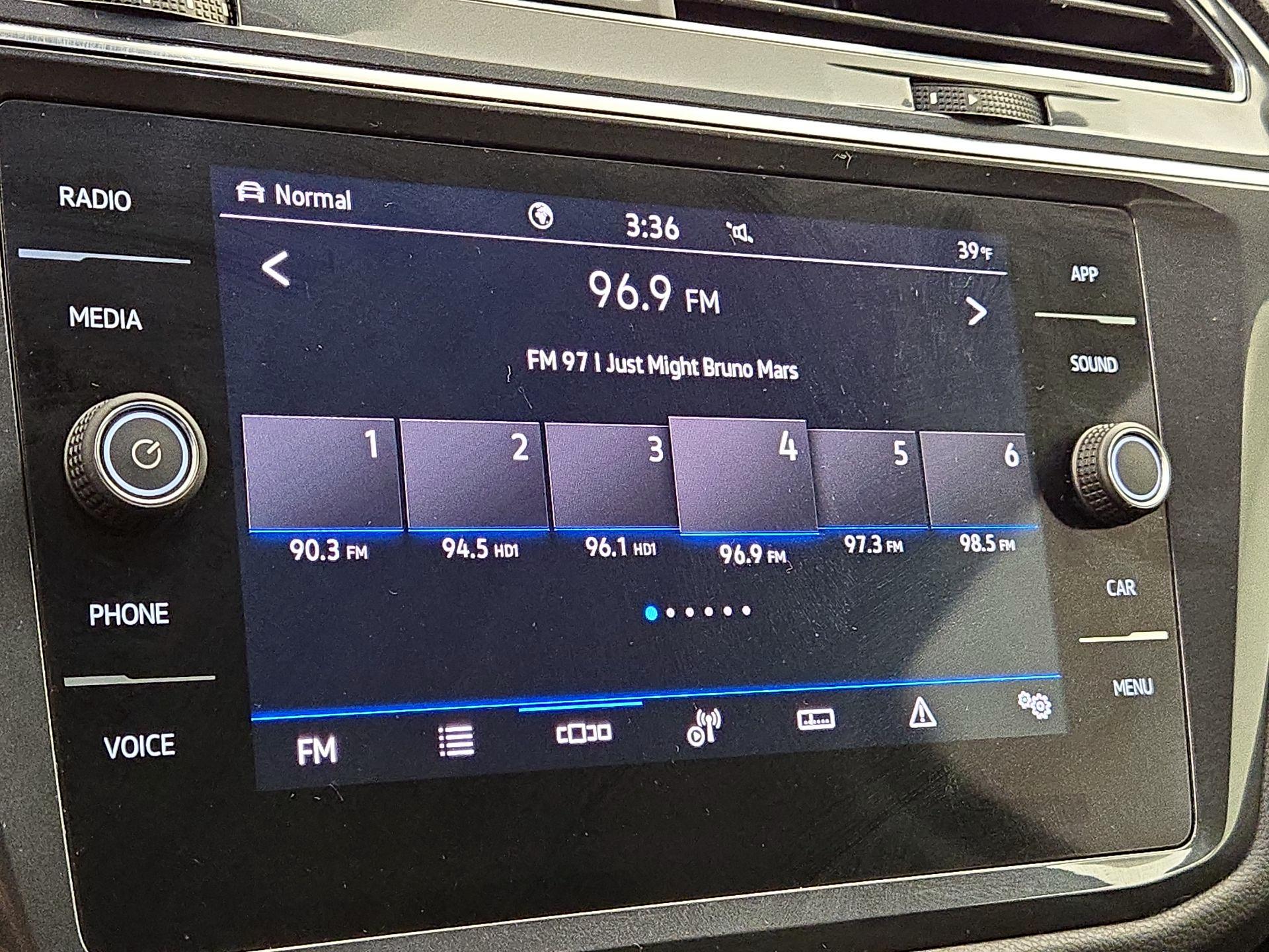 Thumbnail: 2022 Volkswagen Tiguan - 14