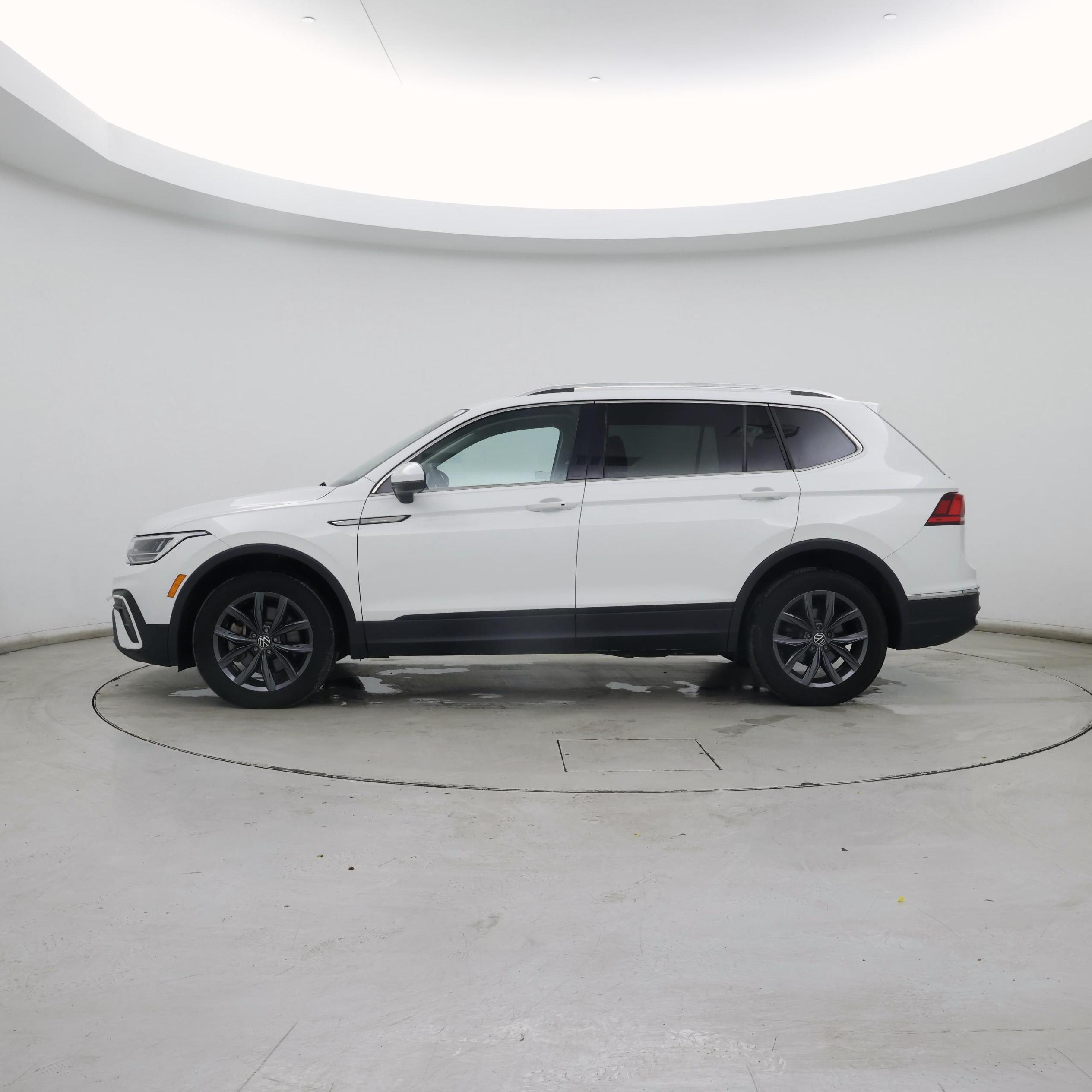 Thumbnail: 2022 Volkswagen Tiguan - 3