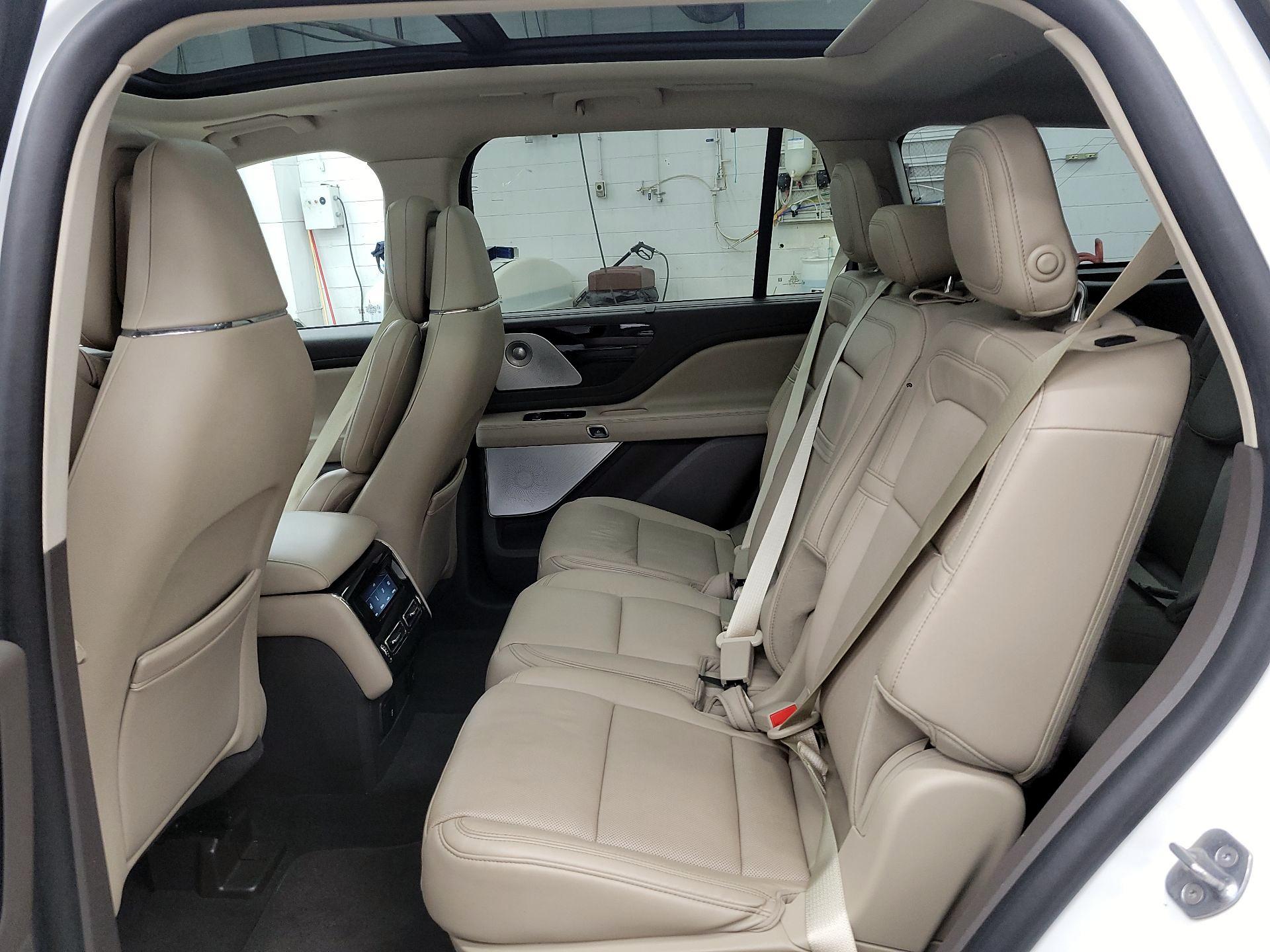 Thumbnail: 2020 Lincoln Aviator - 19