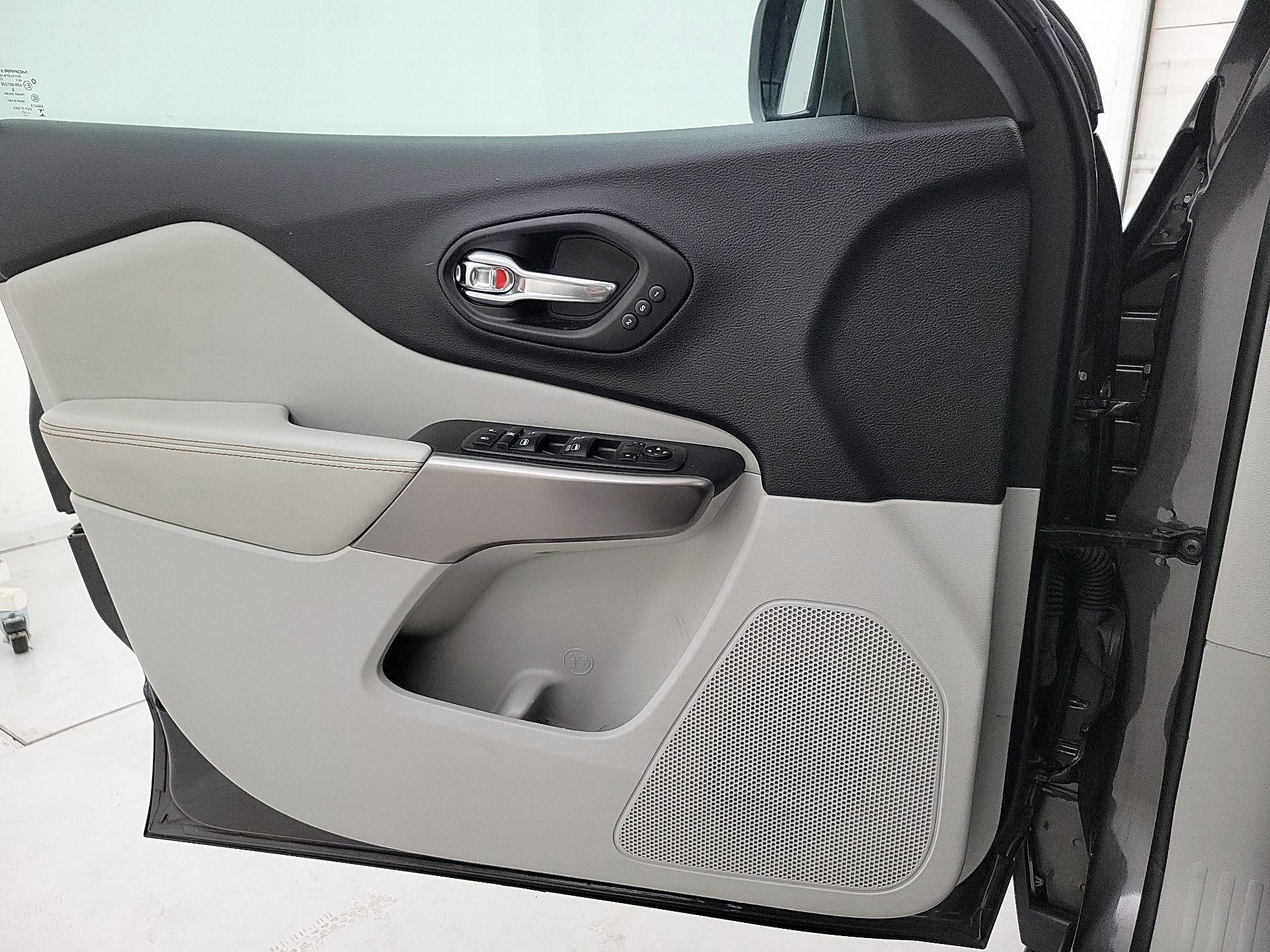 Thumbnail: 2021 Jeep Cherokee - 10