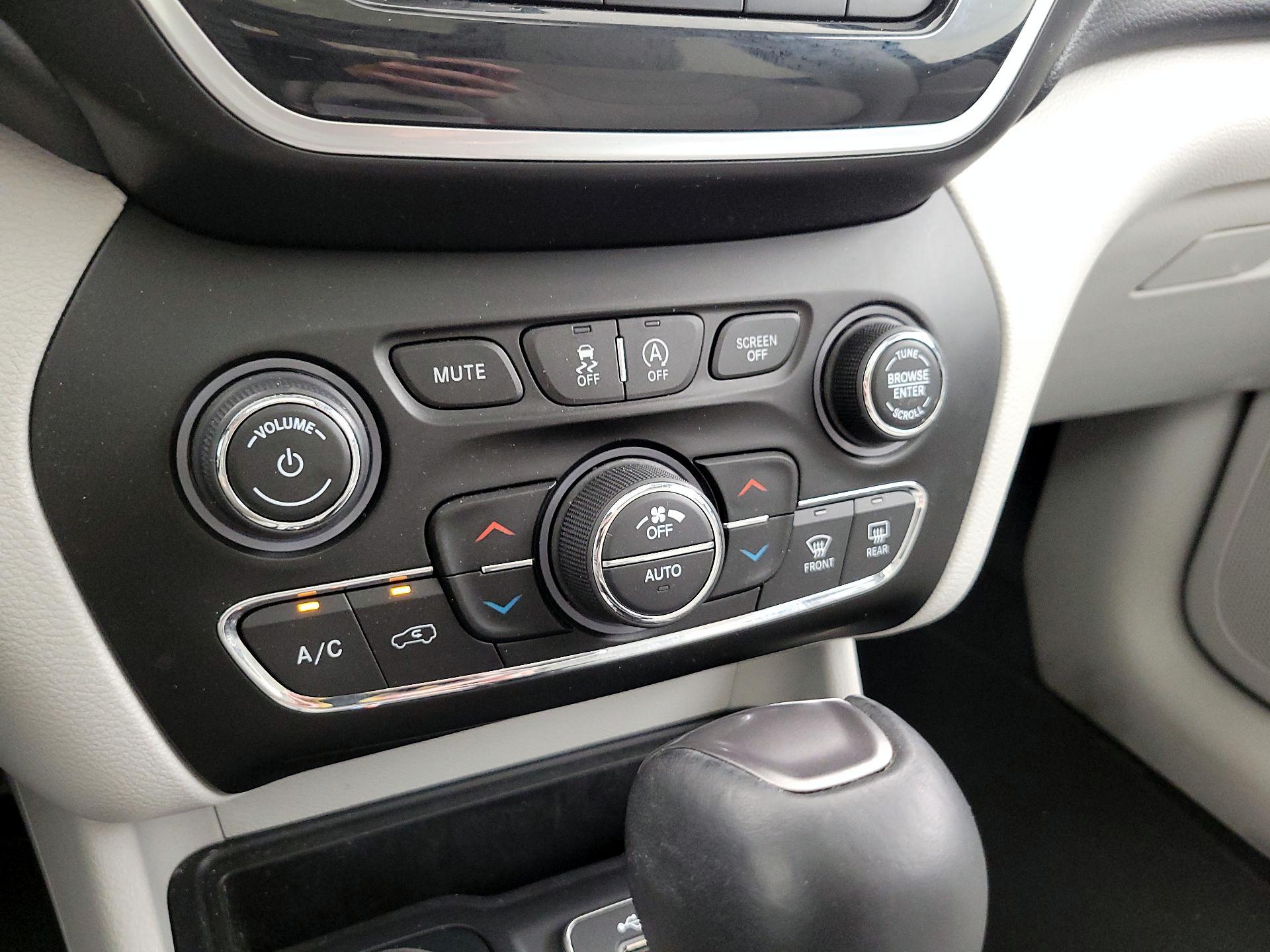 Thumbnail: 2021 Jeep Cherokee - 14