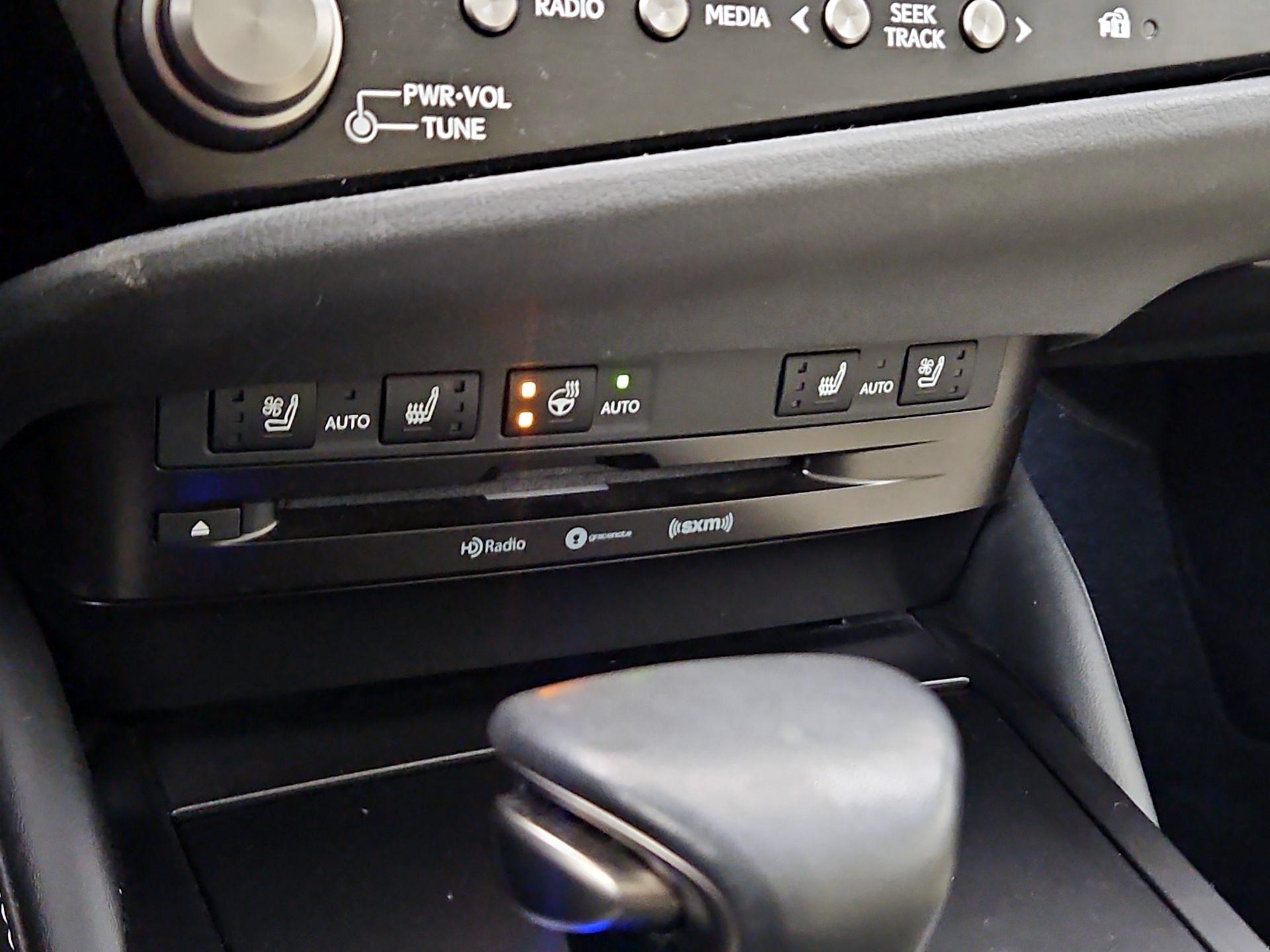 Thumbnail: 2022 Lexus ES - 17