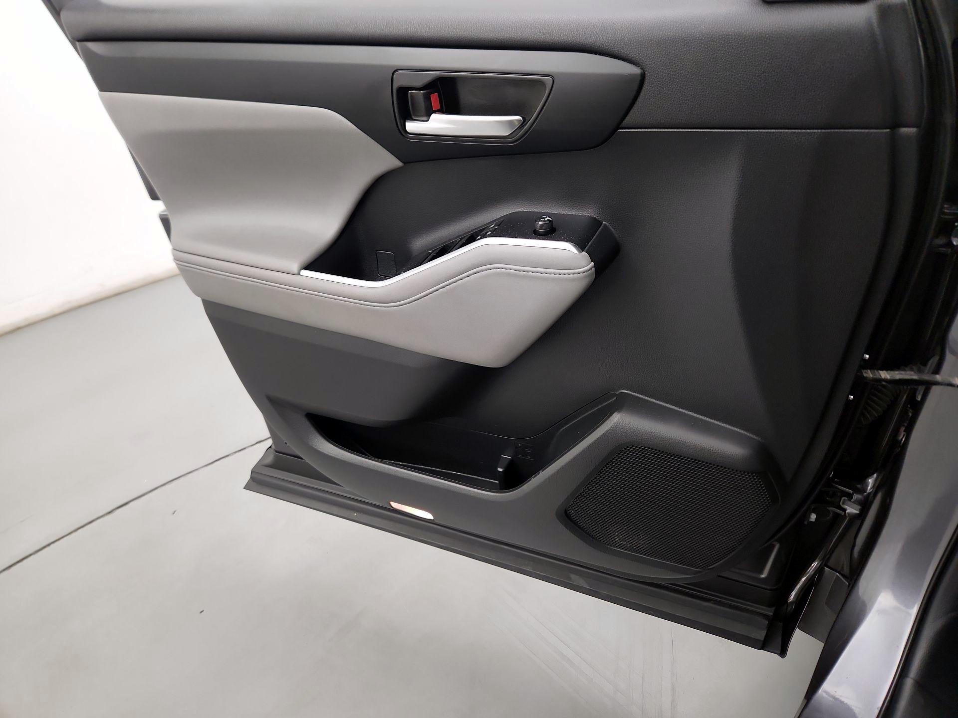 Thumbnail: 2021 Toyota Highlander - 12