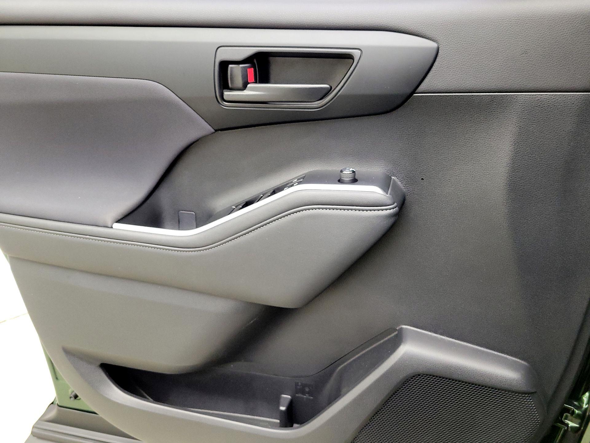 Thumbnail: 2023 Toyota Highlander - 12