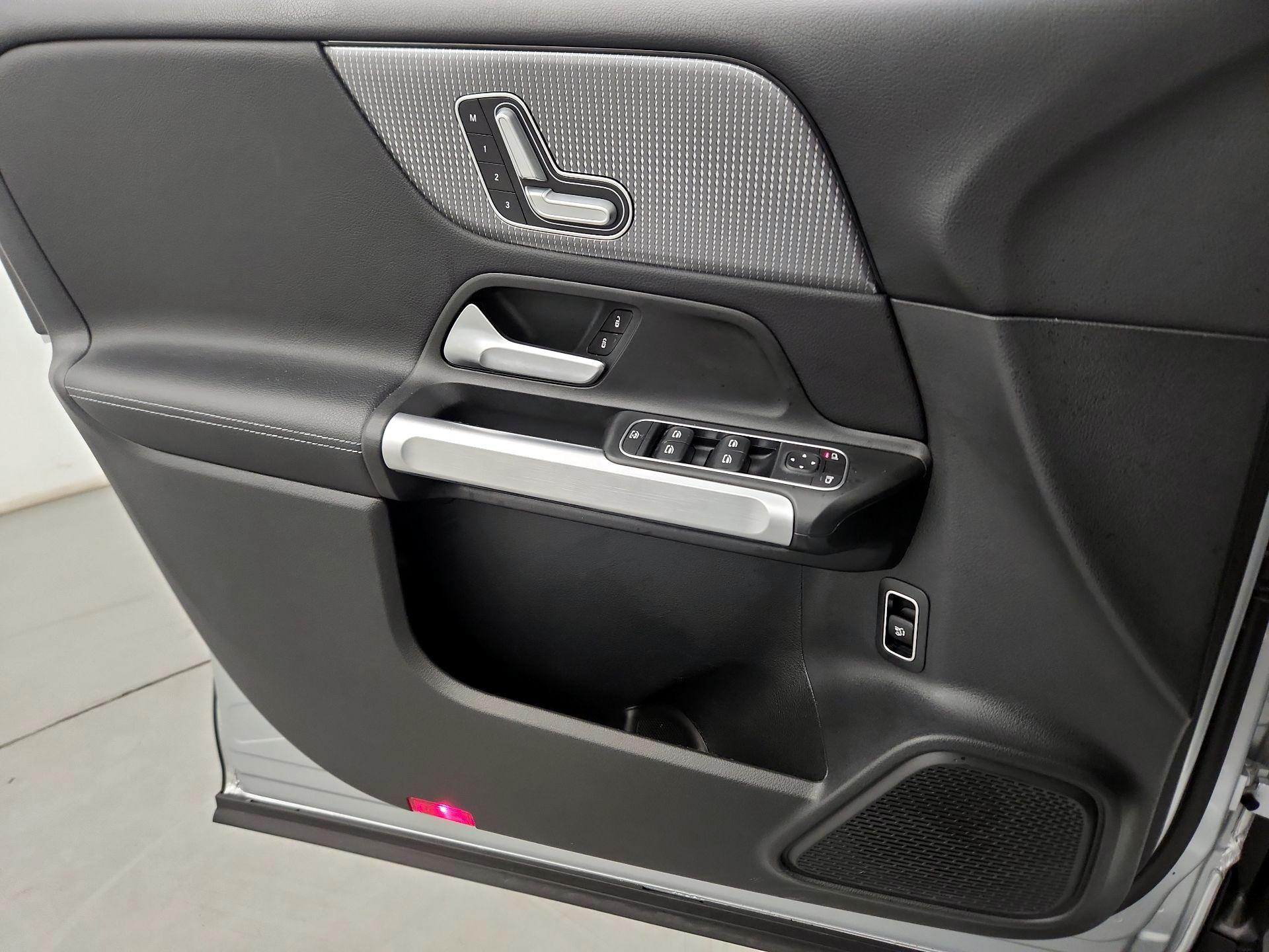 Thumbnail: 2022 Mercedes-Benz GLB - 12