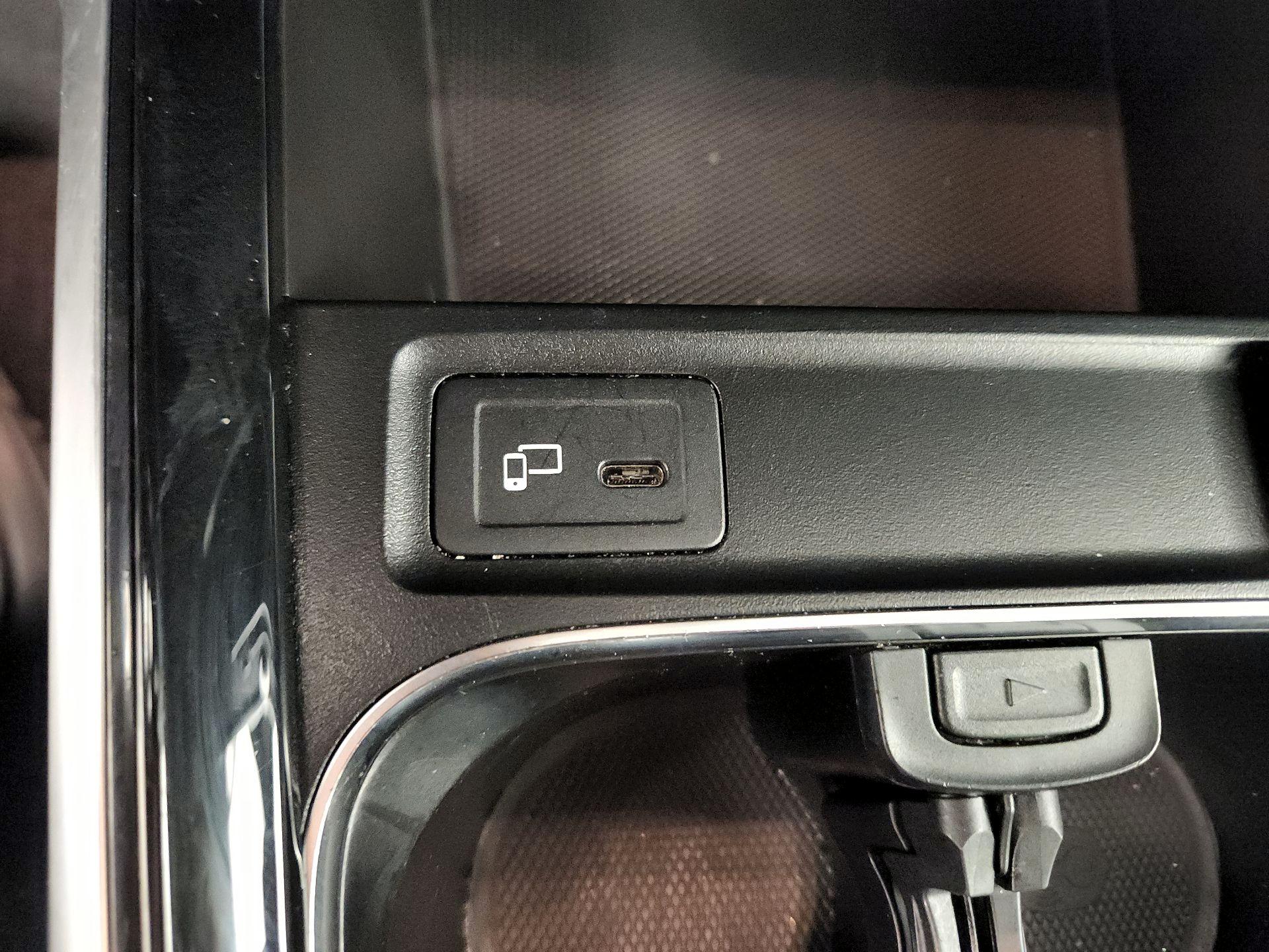 Thumbnail: 2022 Mercedes-Benz GLB - 18