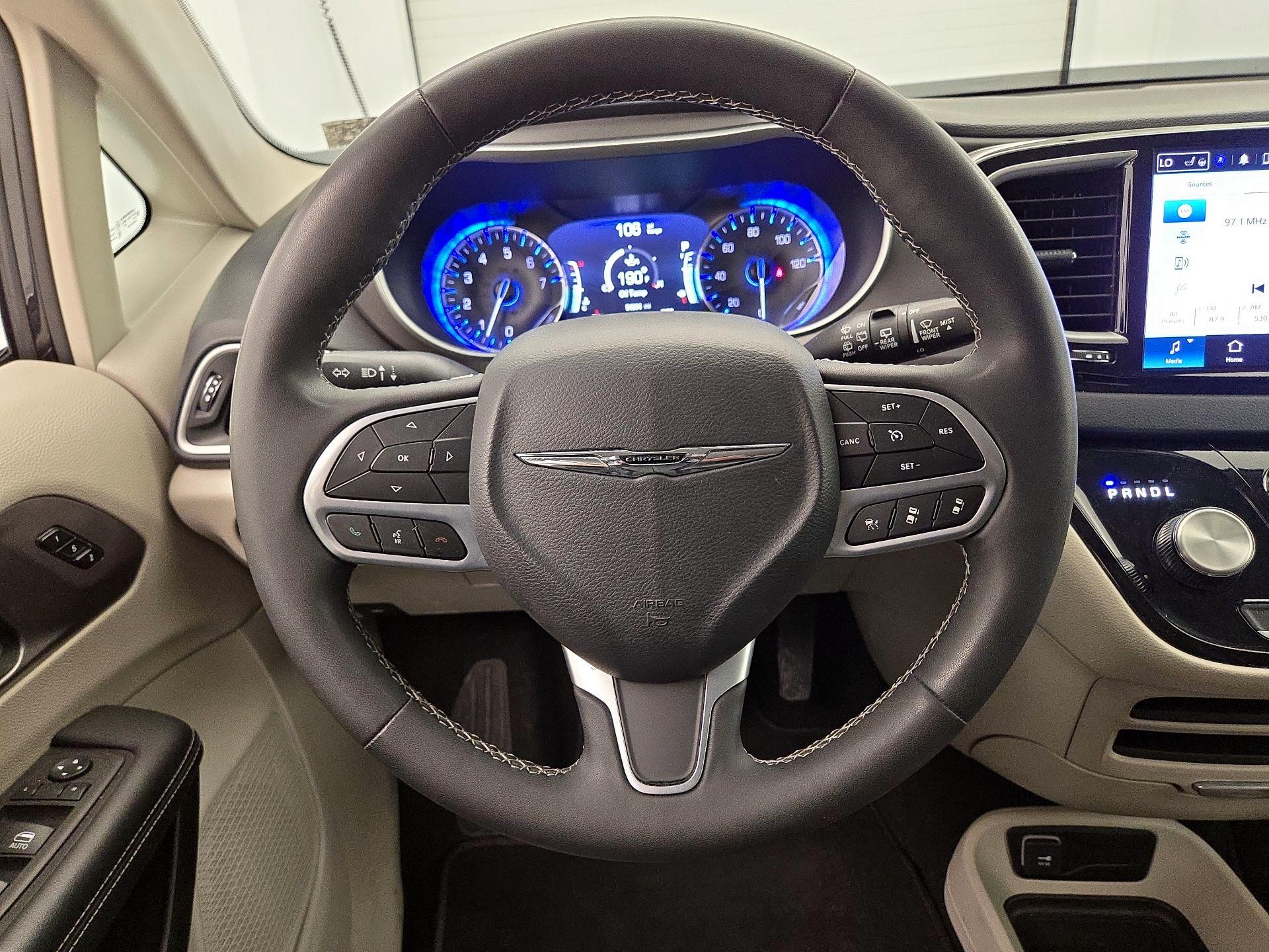 Thumbnail: 2023 Chrysler Pacifica - 10