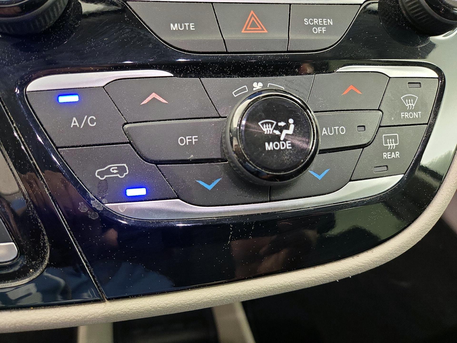 Thumbnail: 2023 Chrysler Pacifica - 16