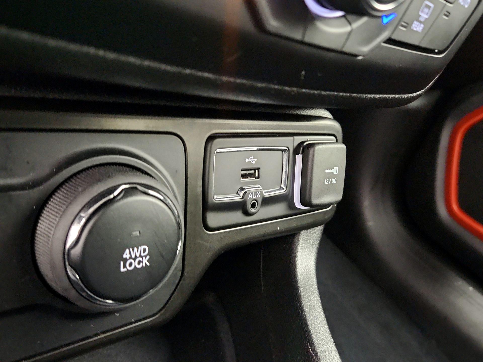 Thumbnail: 2020 Jeep Renegade - 18